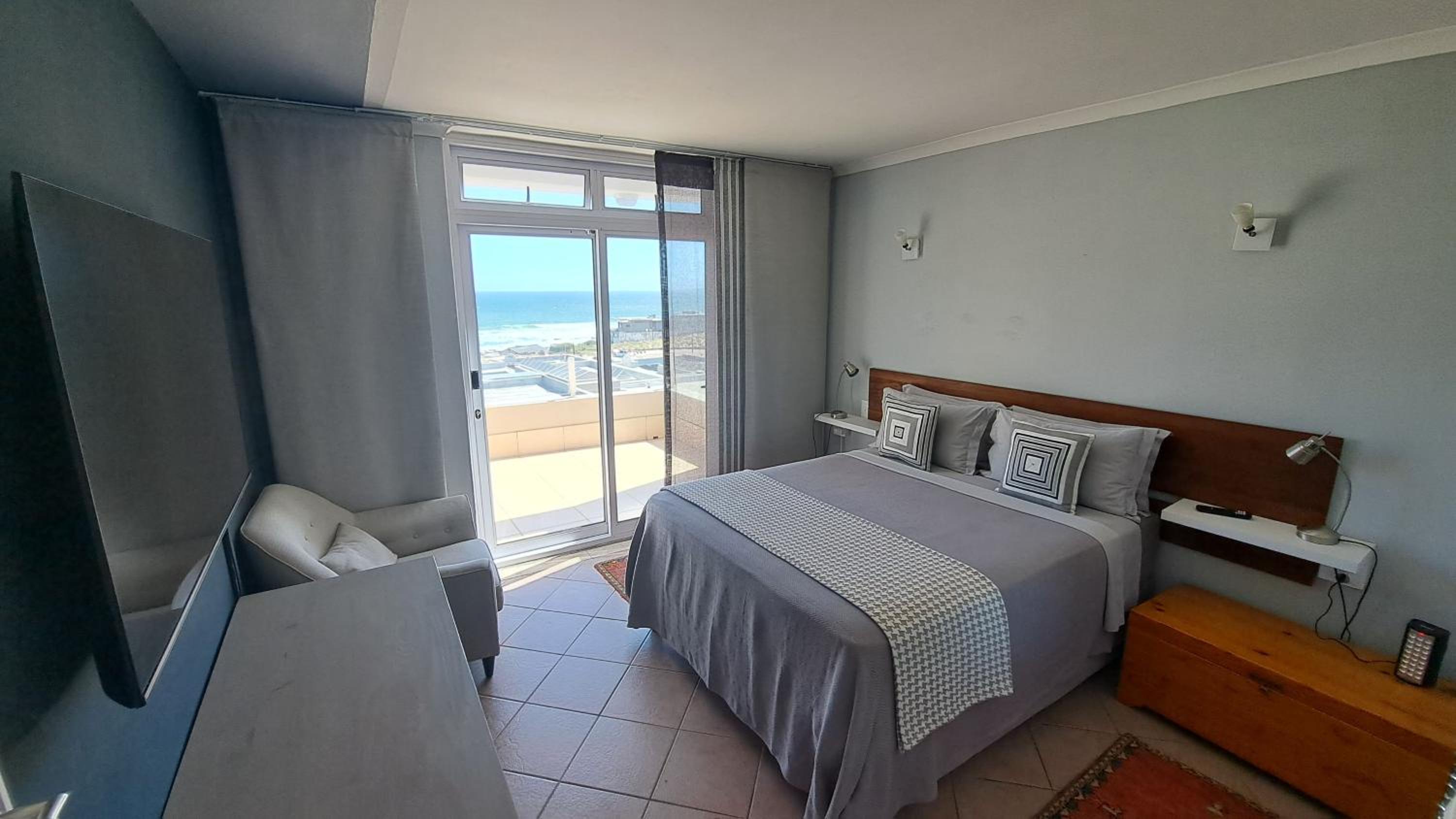 Executive Suite - Photo 4