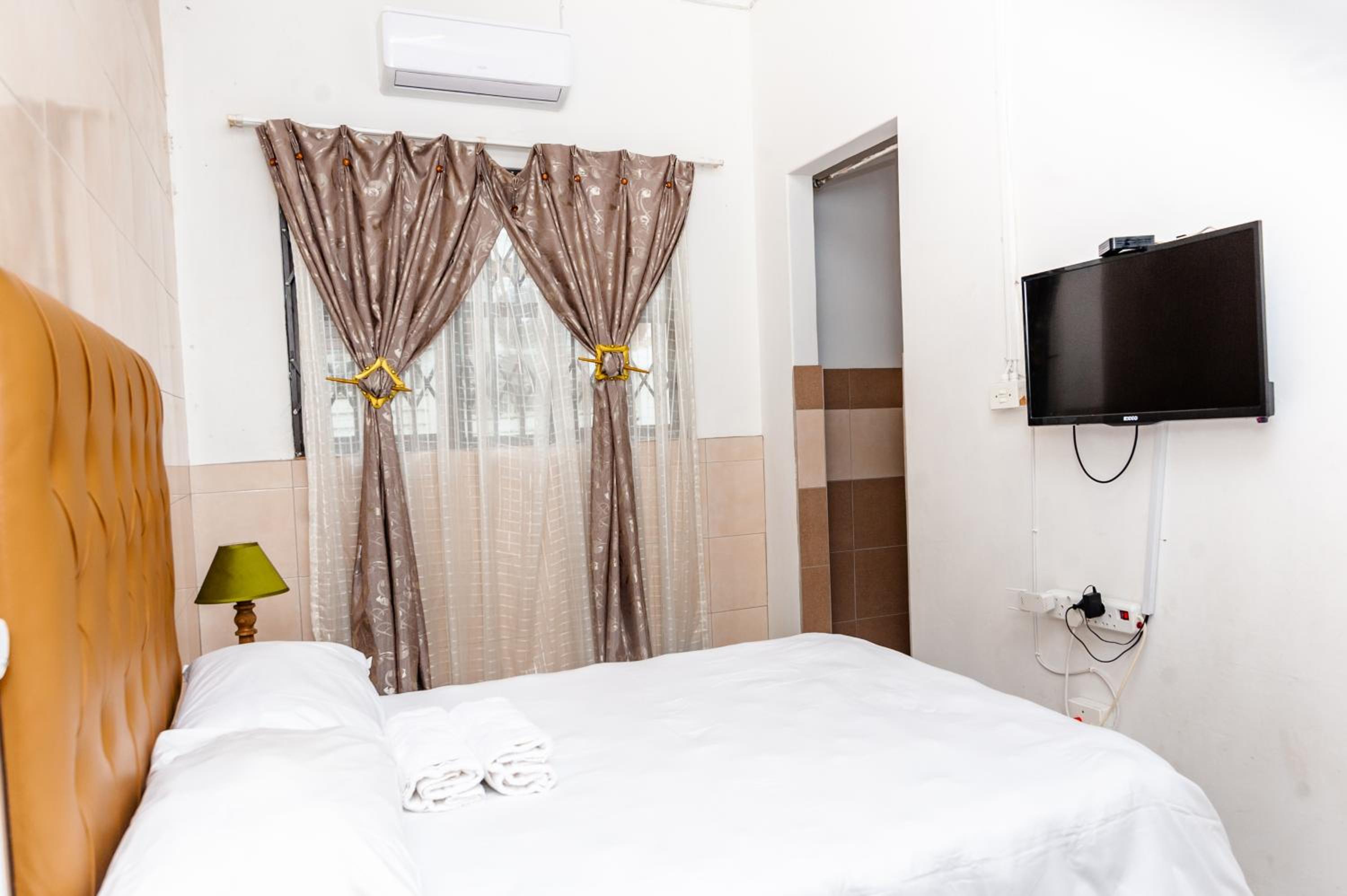 Queen Room - Photo 9
