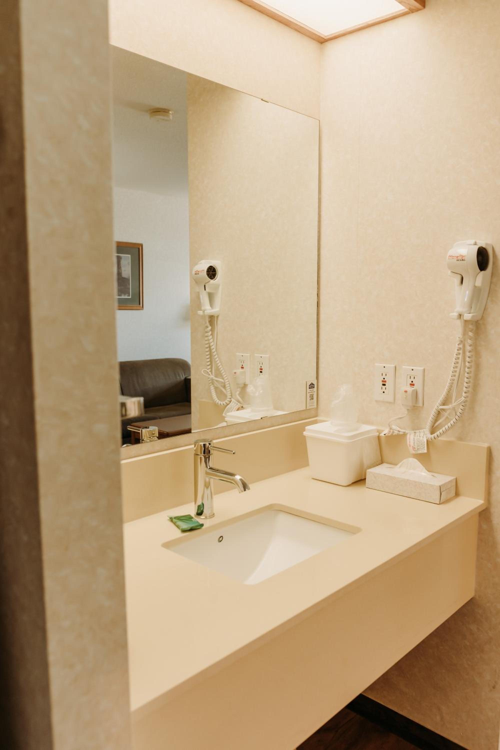 Queen Room - Non-Smoking - Photo 4