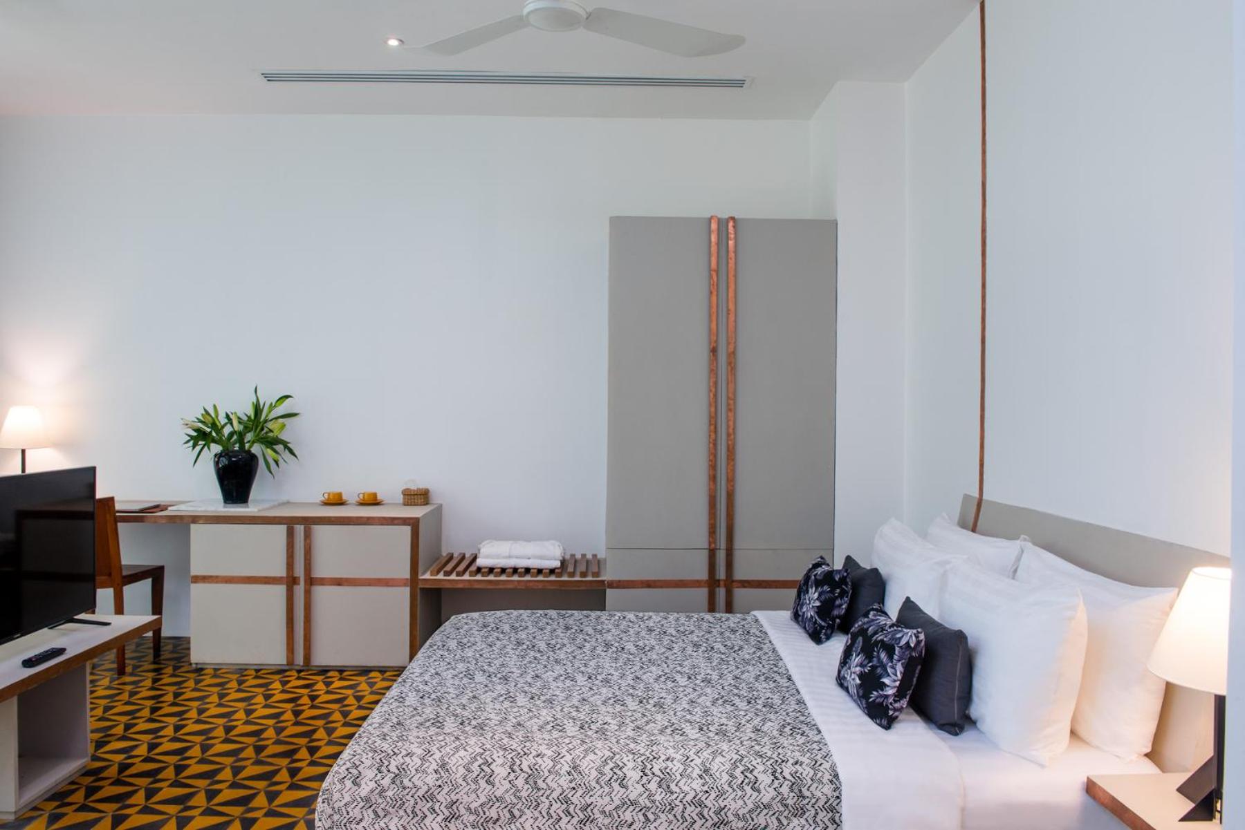 King Suite Room with Balcony - Photo 5