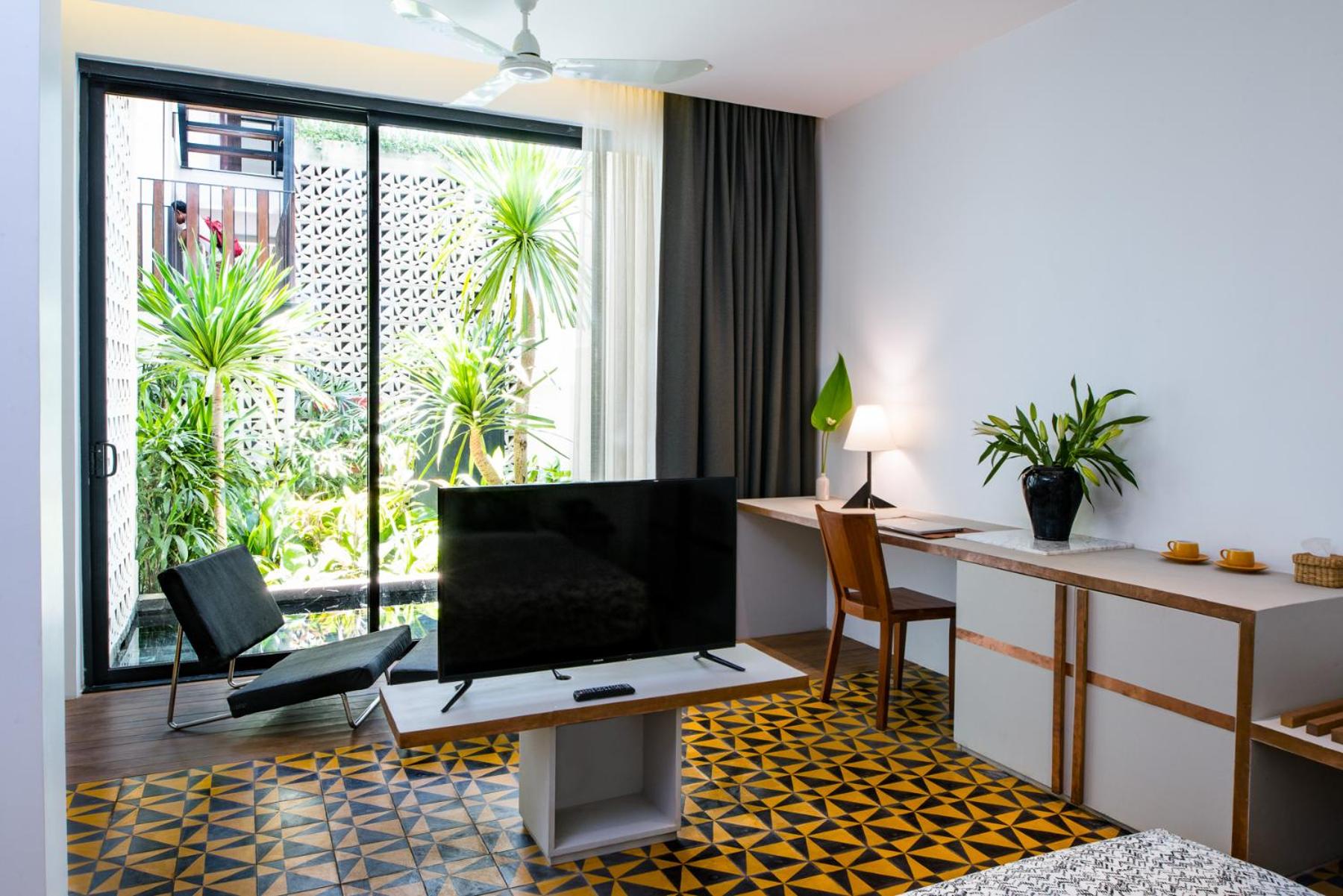 King Suite Room with Balcony - Photo 8