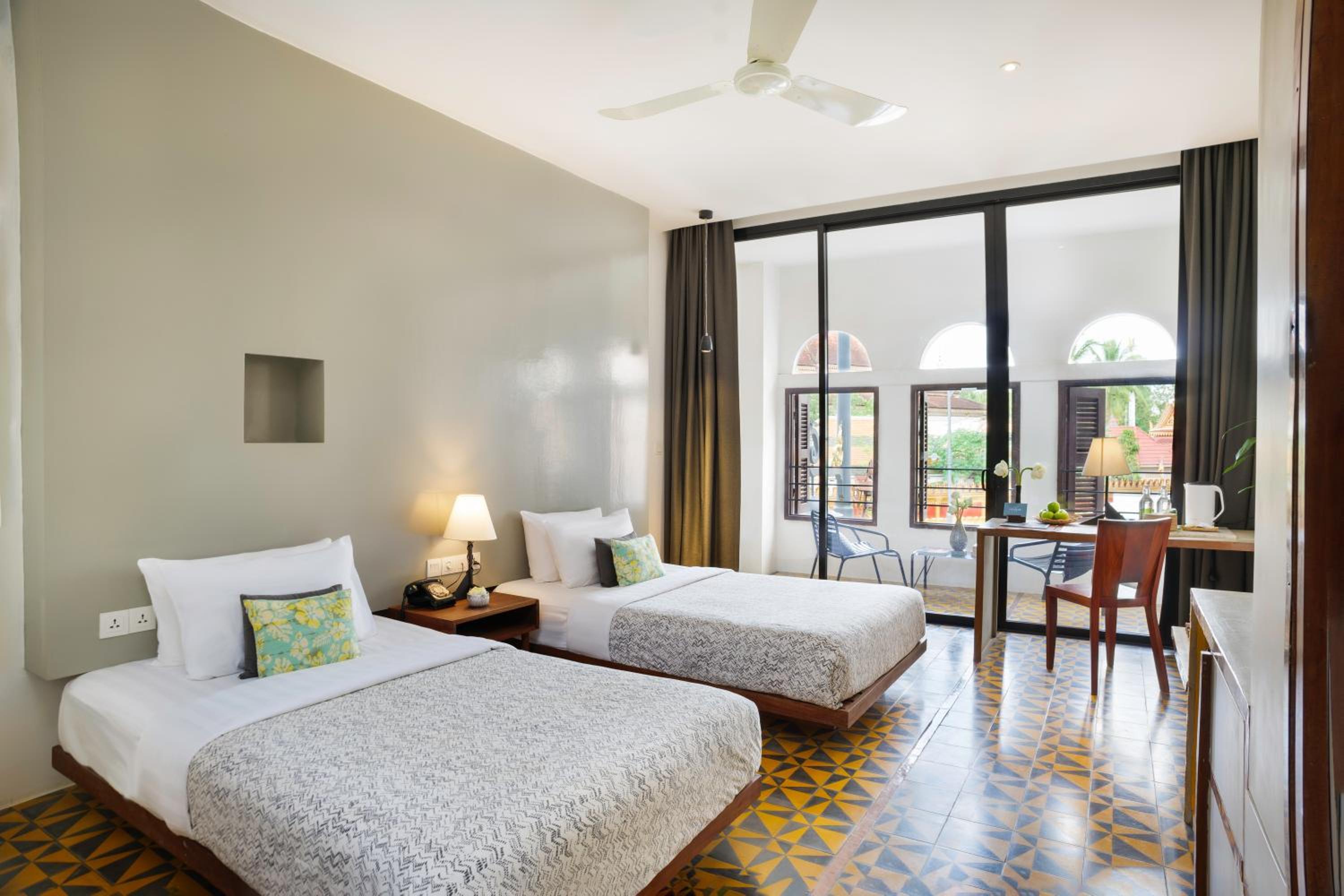Deluxe Twin Room with Balcony - Photo 8