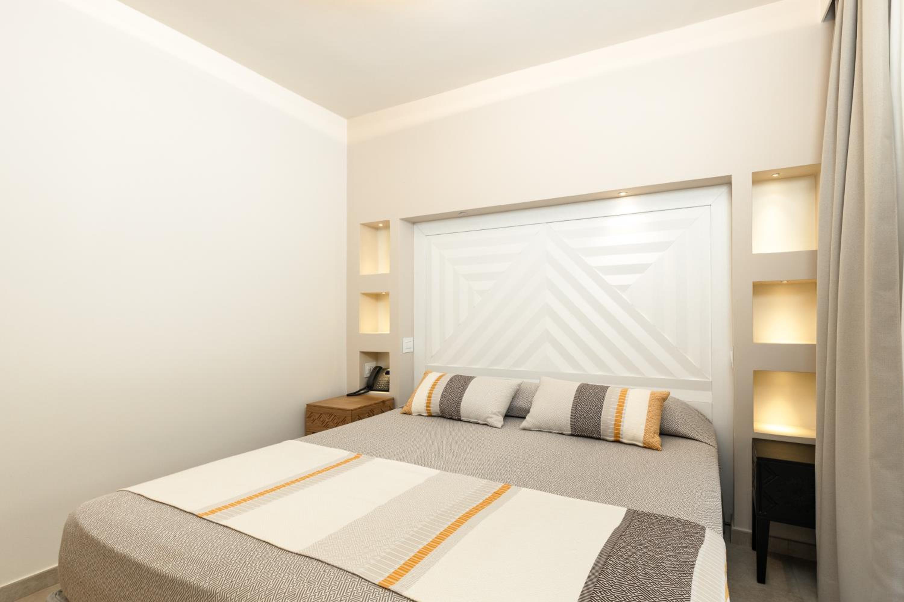 Double or Twin Room - Photo 3
