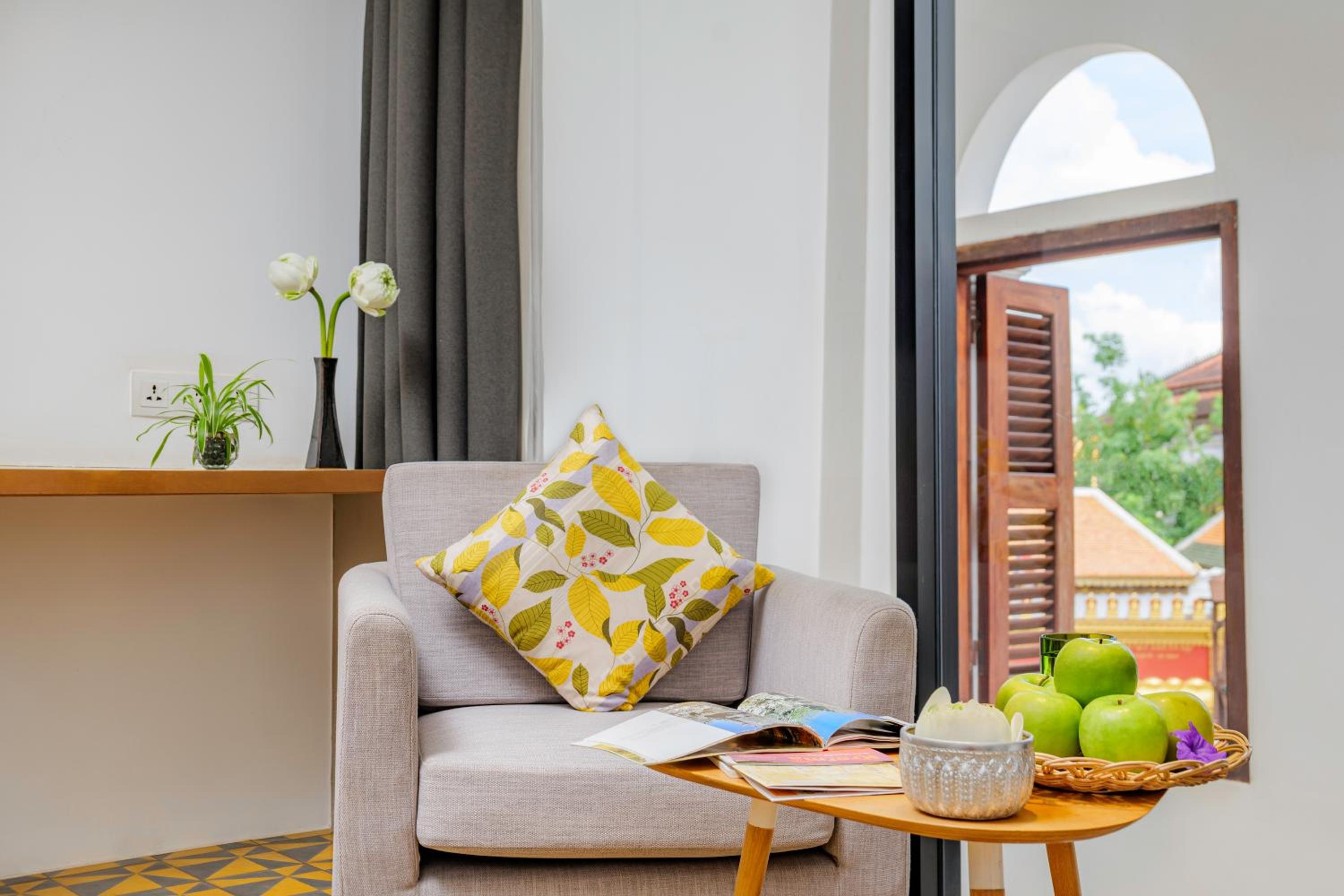 Deluxe King Room with Balcony - Photo 4