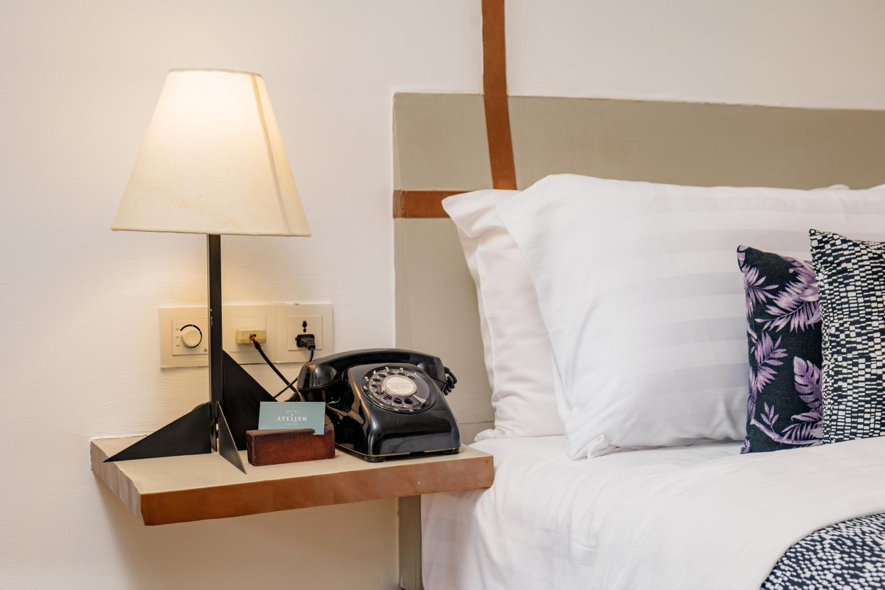 Deluxe King Room with Balcony - Photo 3