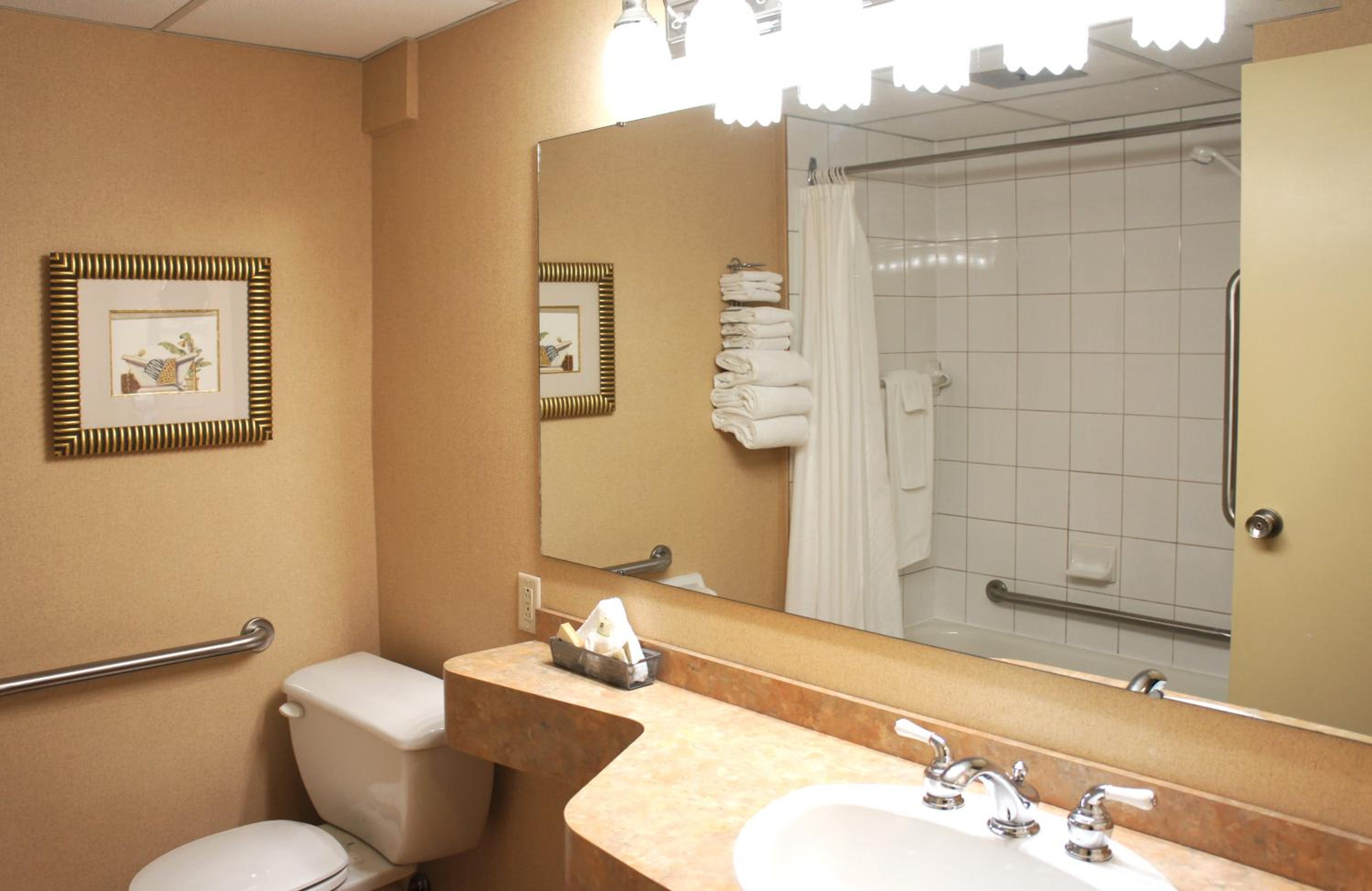 Garden side room with 2 Queen-size beds, shower/bath photo 3