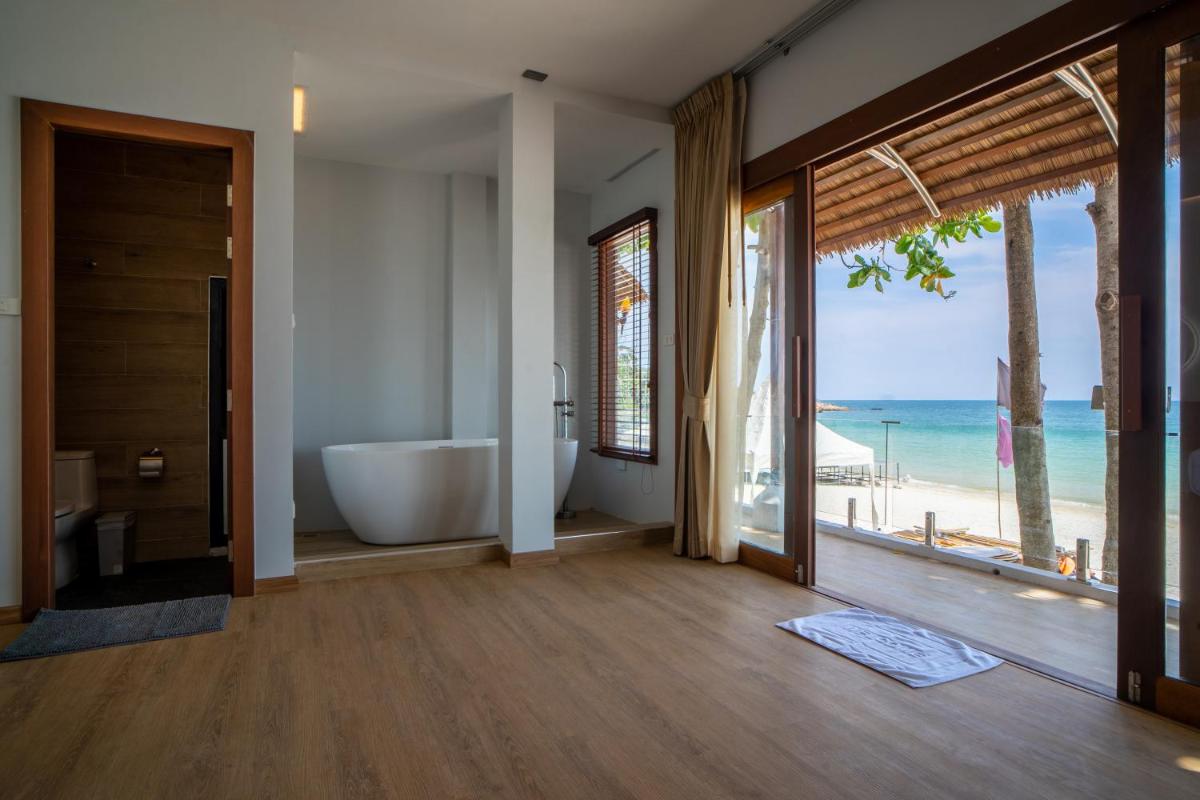  Beach Front Room with Bathtub - Photo 8