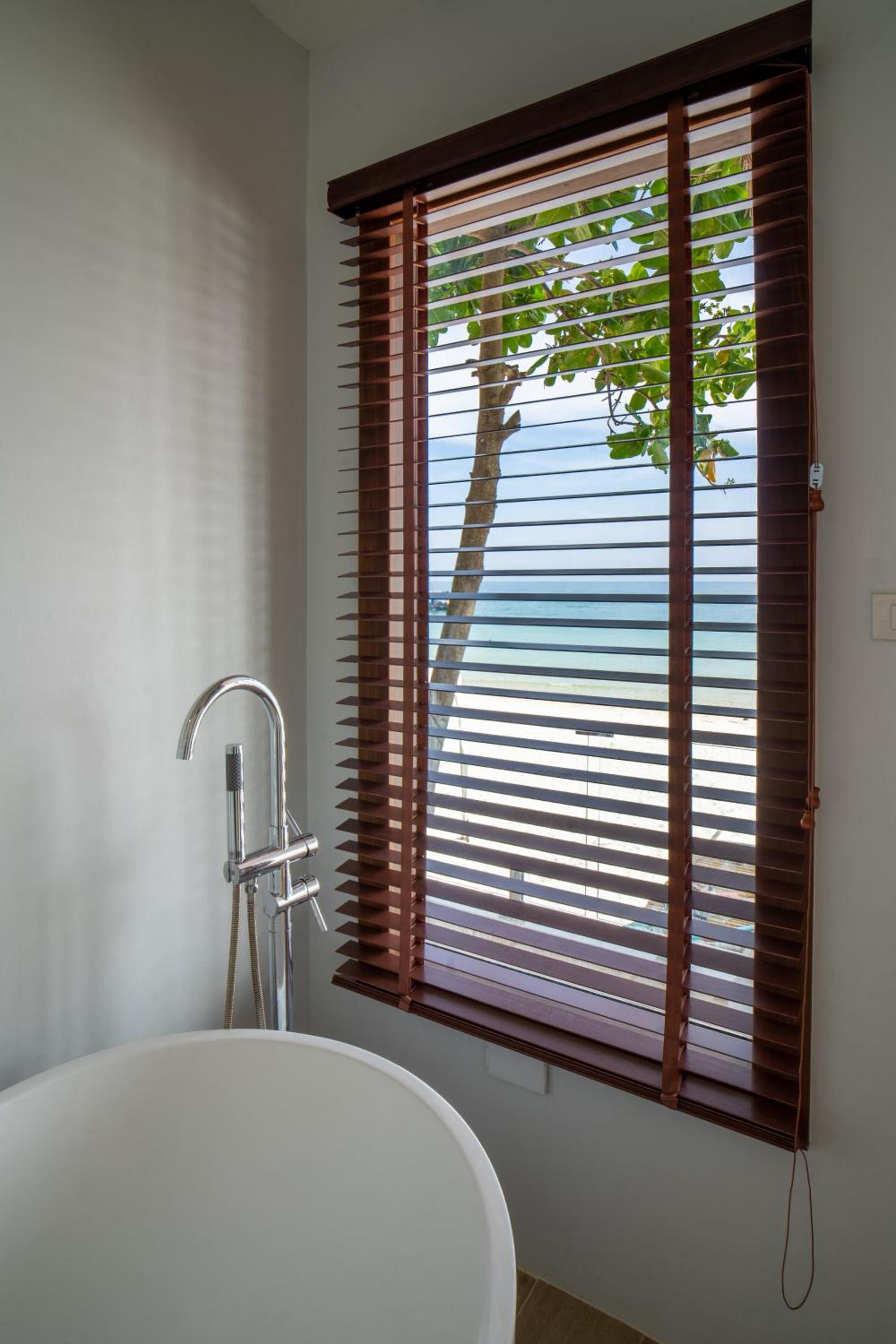  Beach Front Room with Bathtub - Photo 7