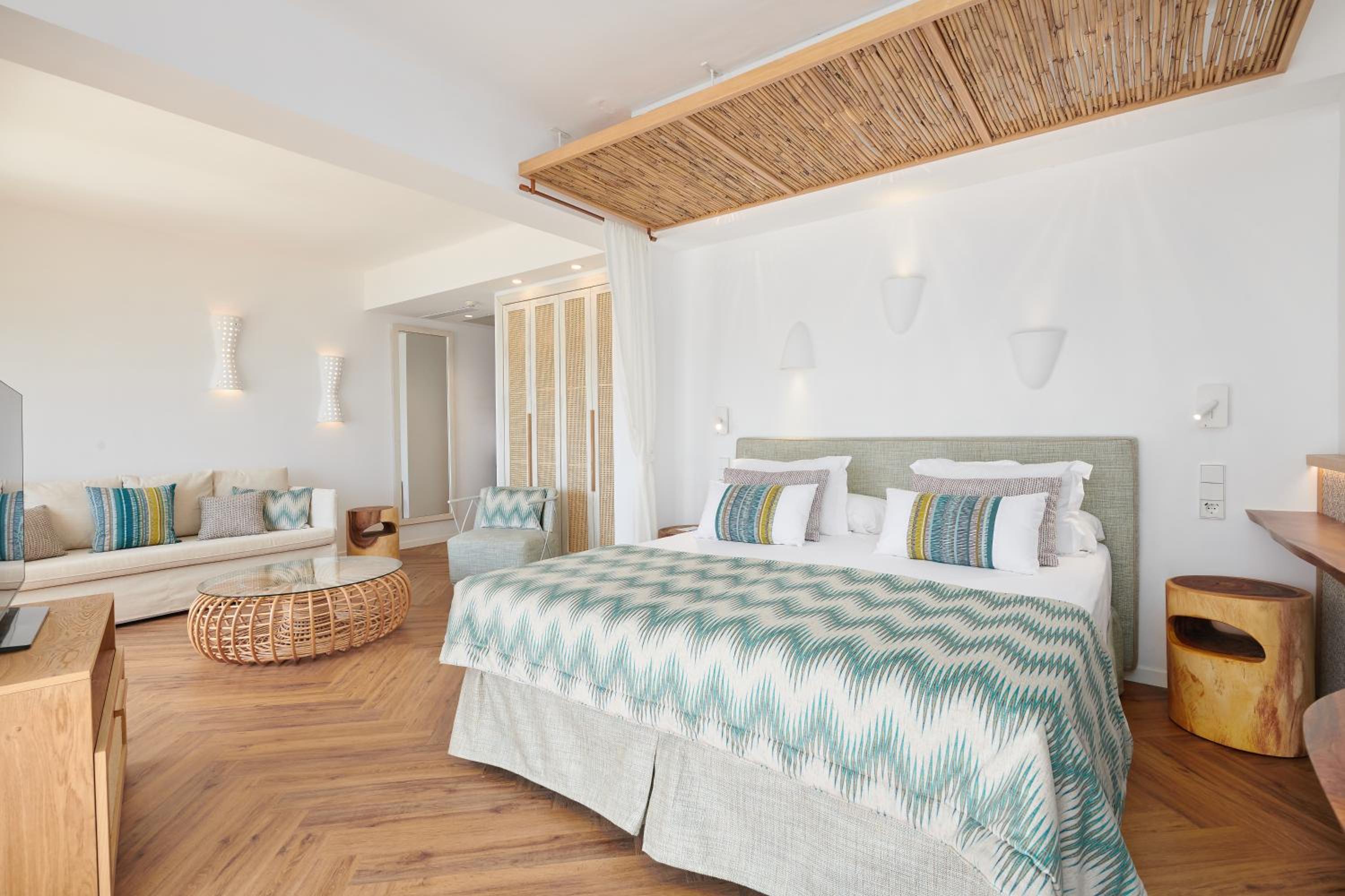 Junior Suite with Sea View (2 Adults + 1 Child) - Photo 4