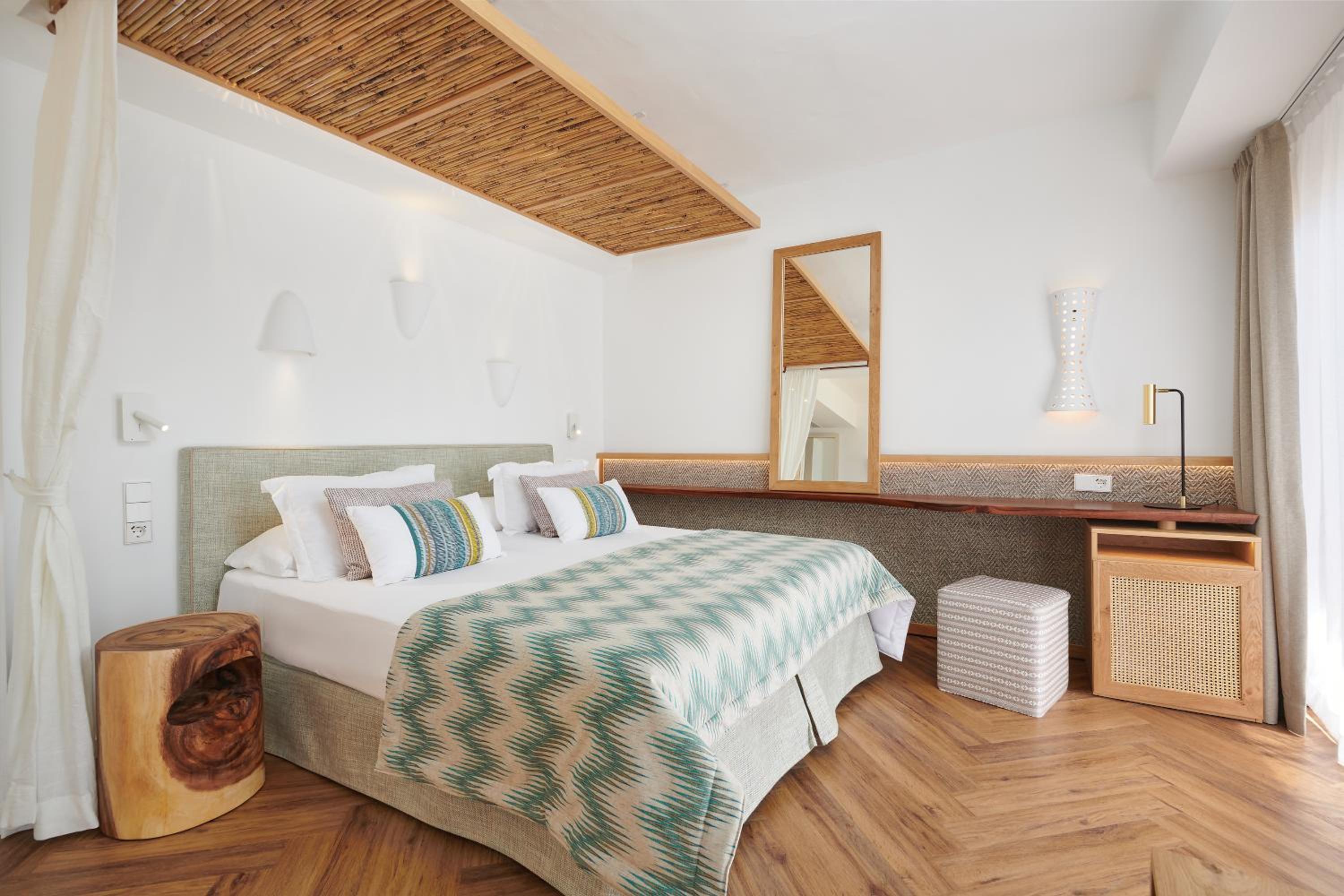 Junior Suite with Sea View (2 Adults + 1 Child) - Photo 5