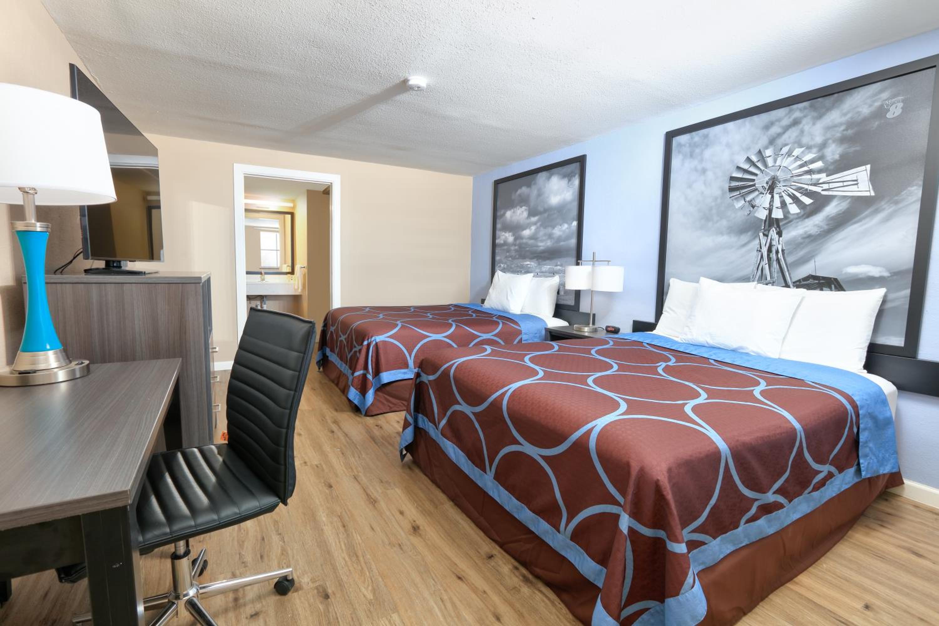 Queen Room with Two Queen Beds and Bath Tub - Mobility Accessible/Non-Smoking - Photo 2