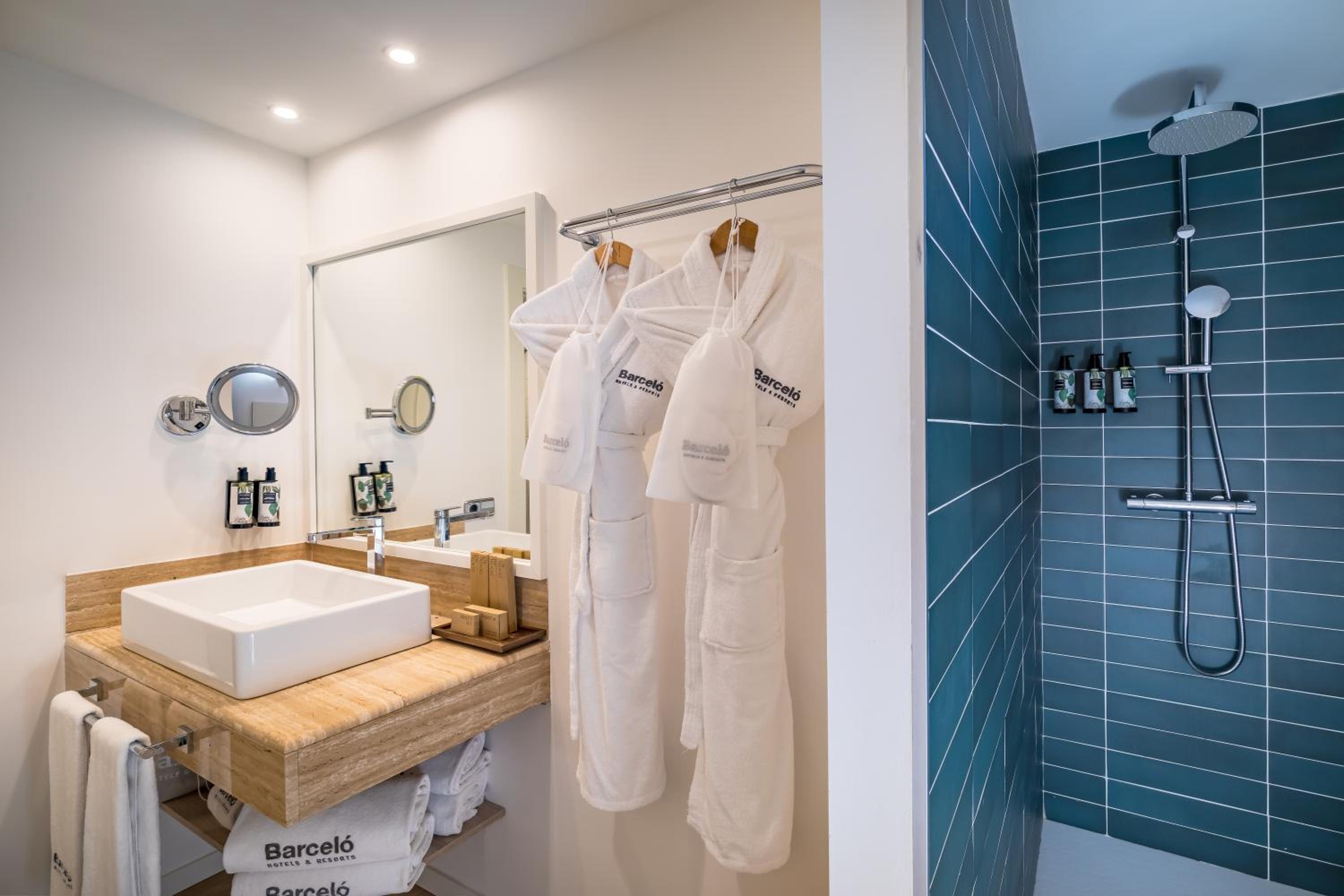 Suite Deluxe con Vista al Mar (2 Adultos + 1 Niño)