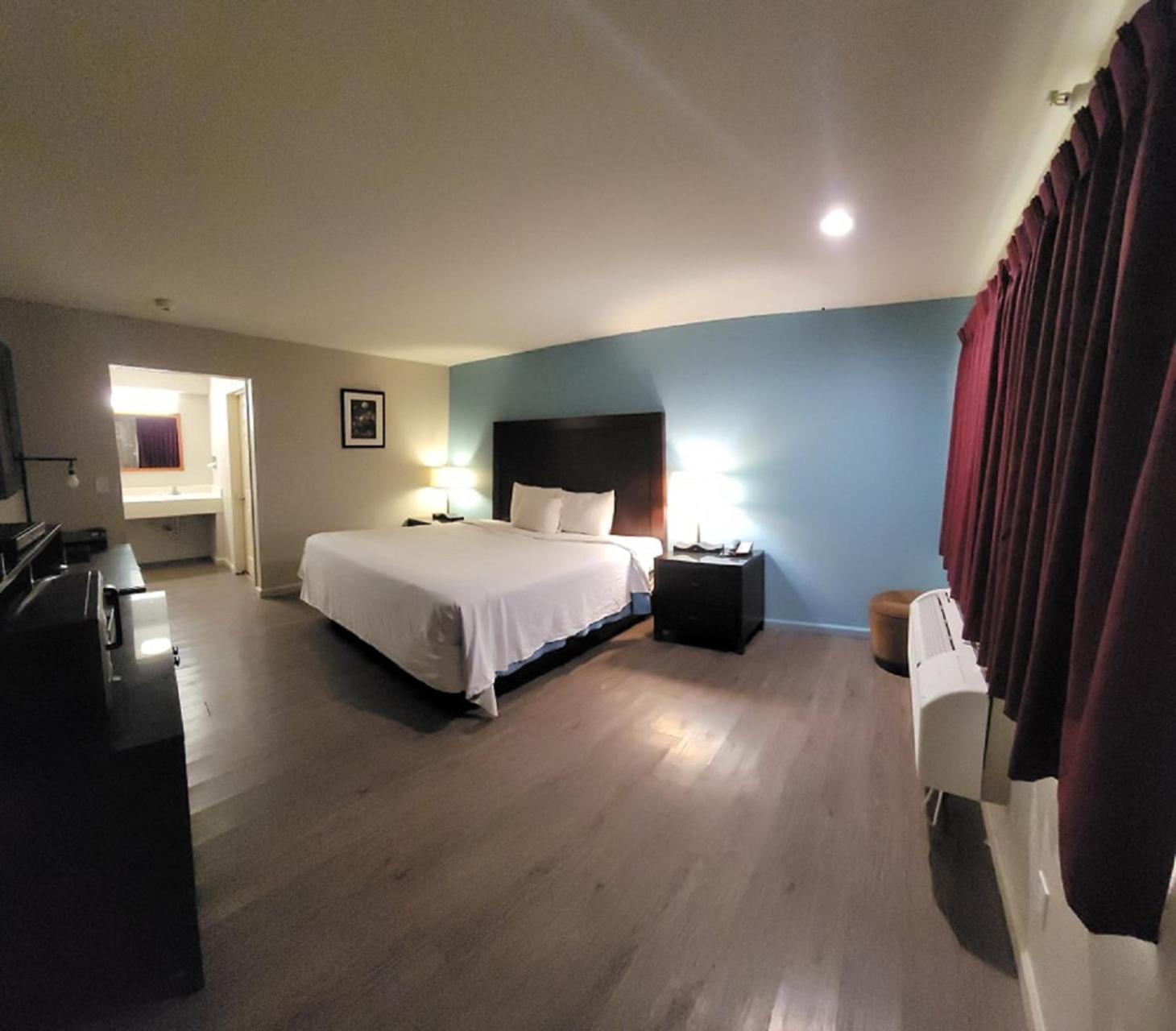 King Room - Non-Smoking - Photo 6