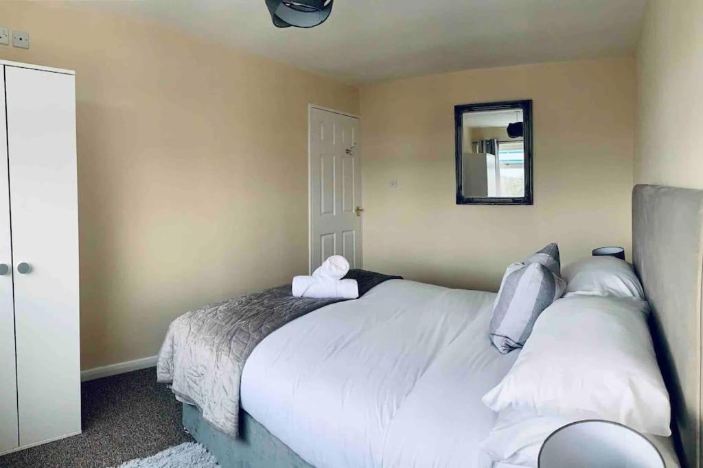 Three-Bedroom House photo 3