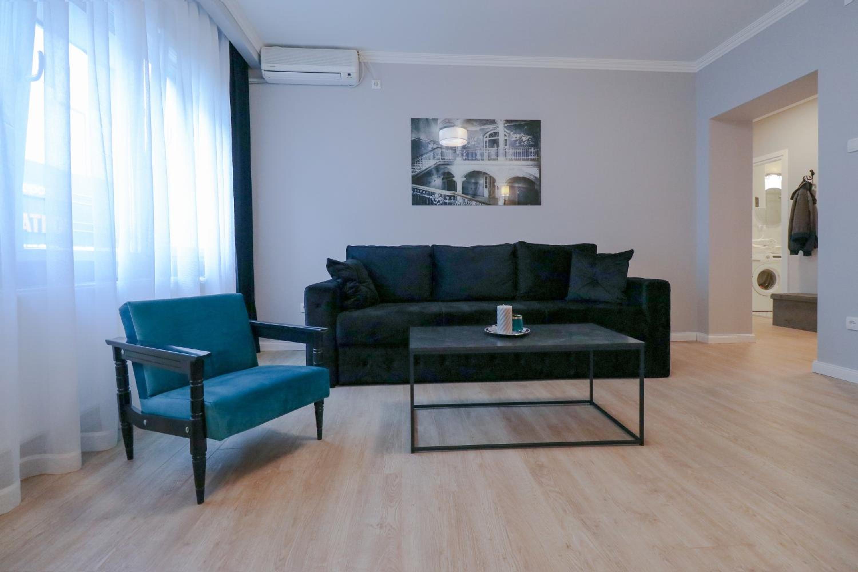 One-Bedroom Apartment photo 1