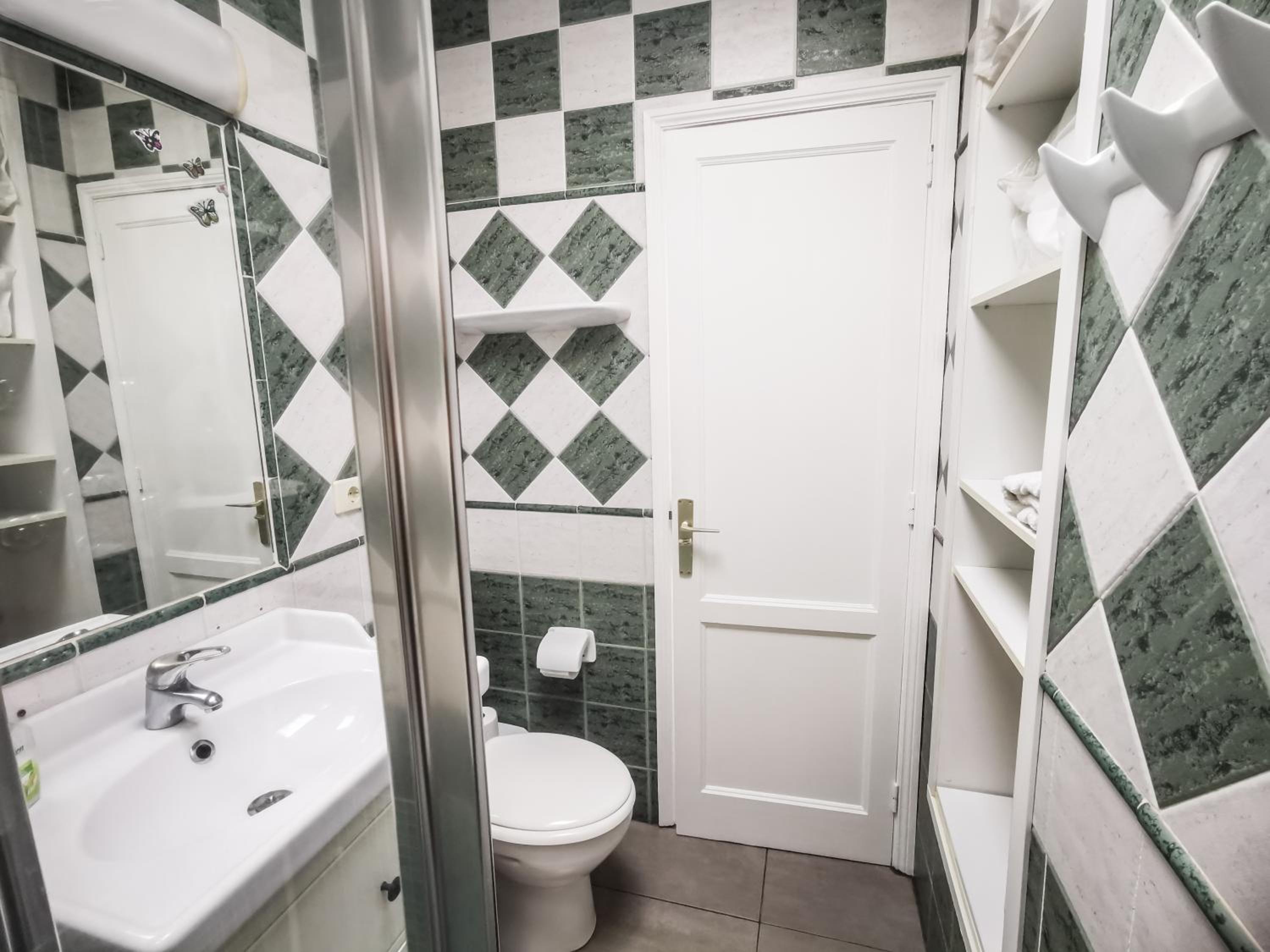 One-Bedroom House - Photo 22
