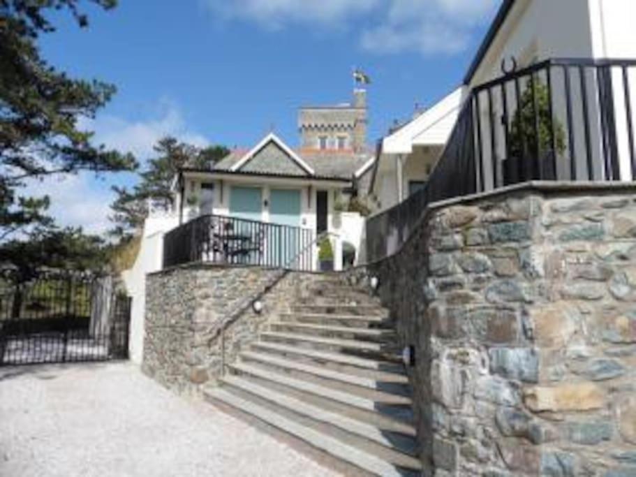 Three-Bedroom House photo 2