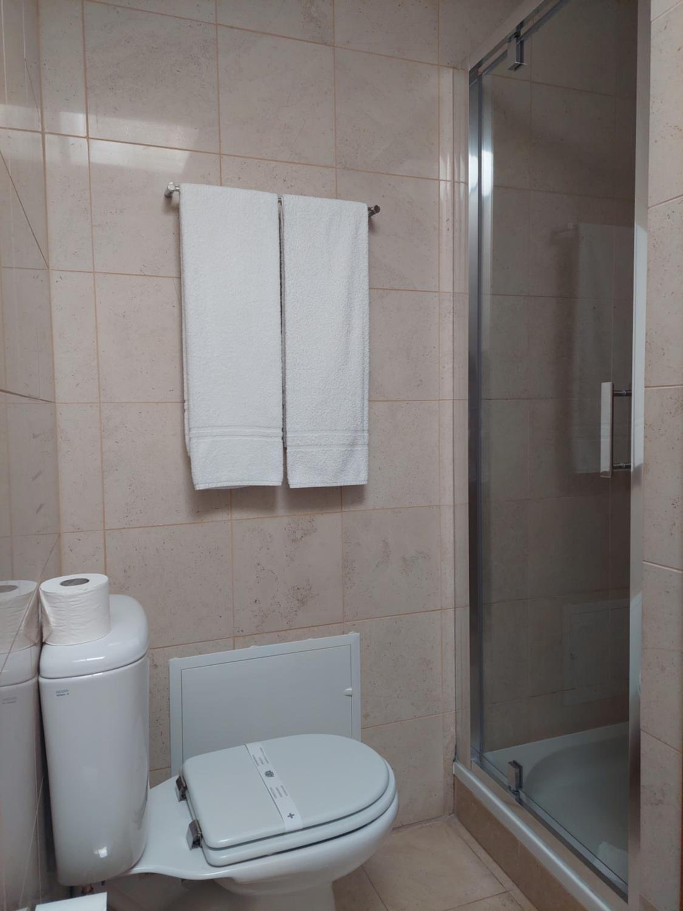 Twin Room with Lake View - Photo 5