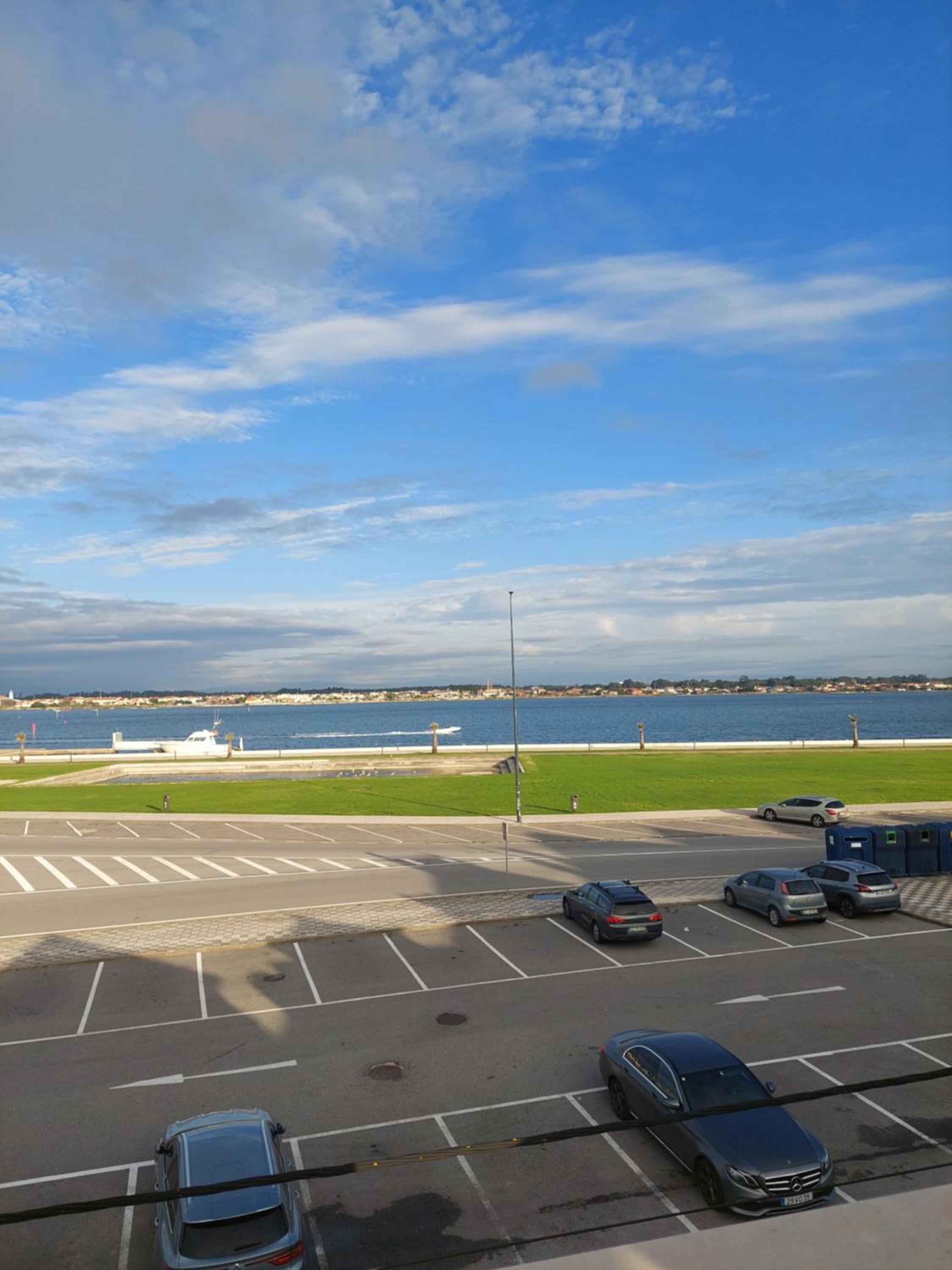 Twin Room with Lake View - Photo 3