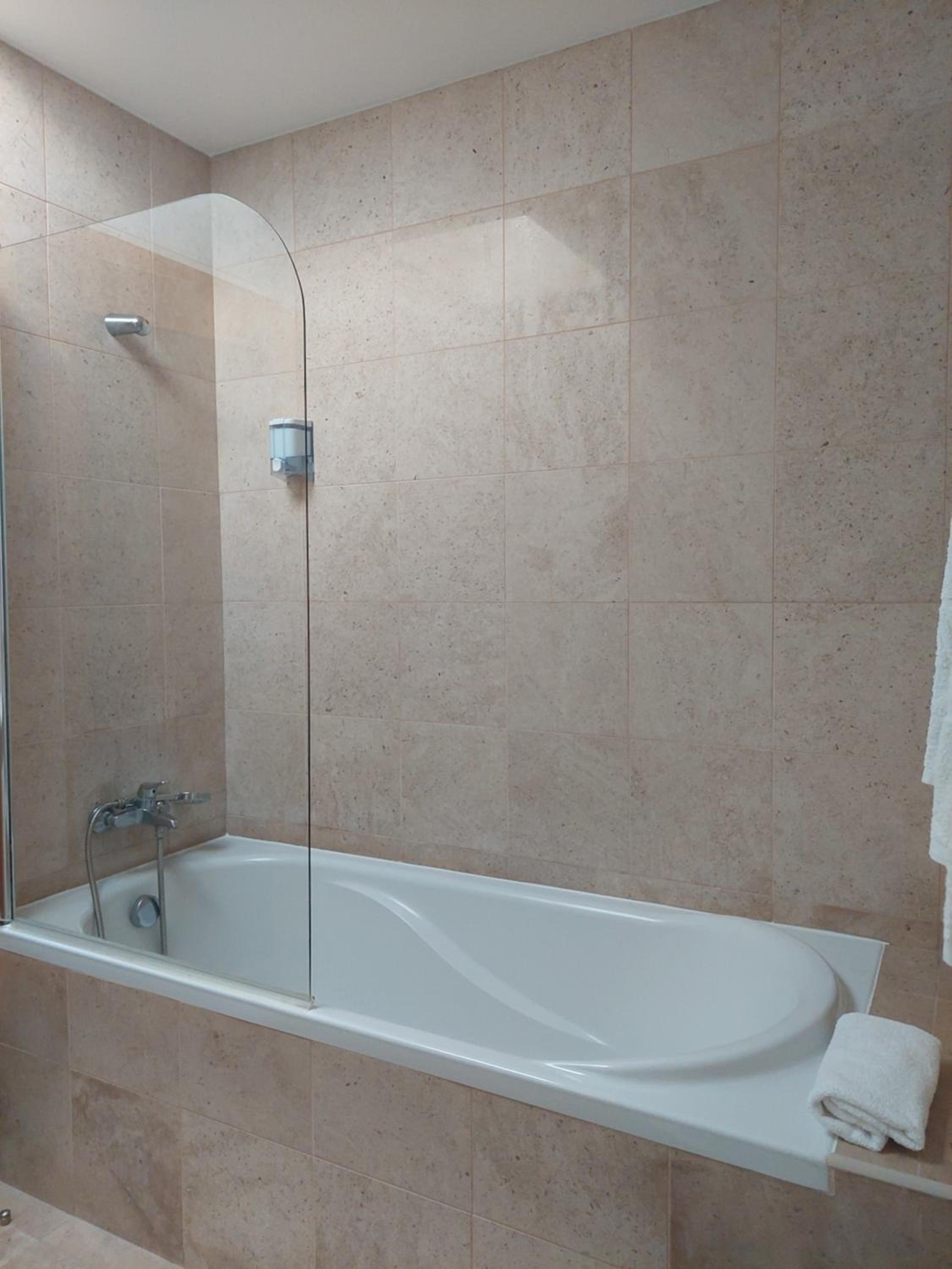 Double Room with River View - Photo 3