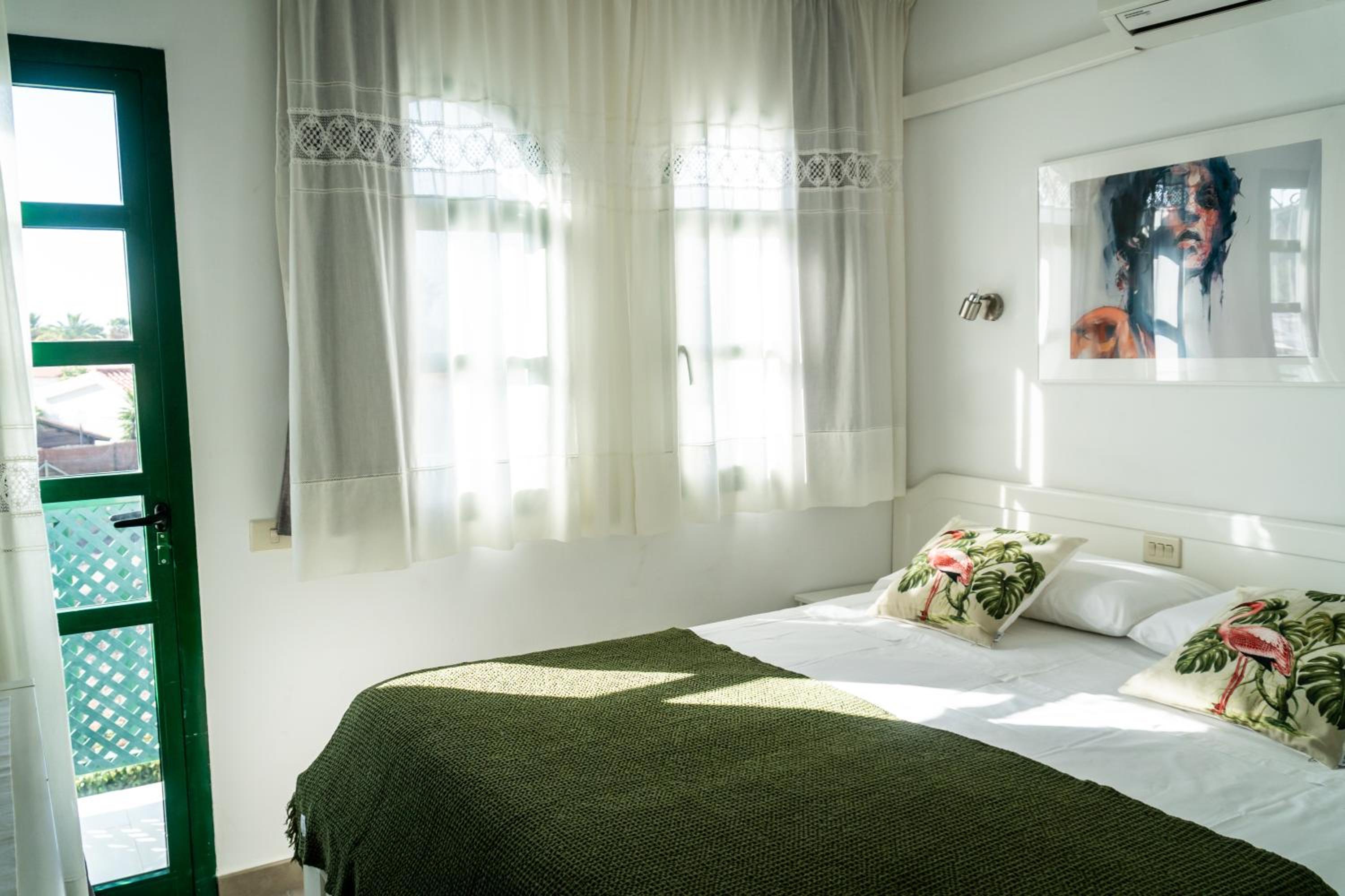 One-Bedroom House - Photo 32