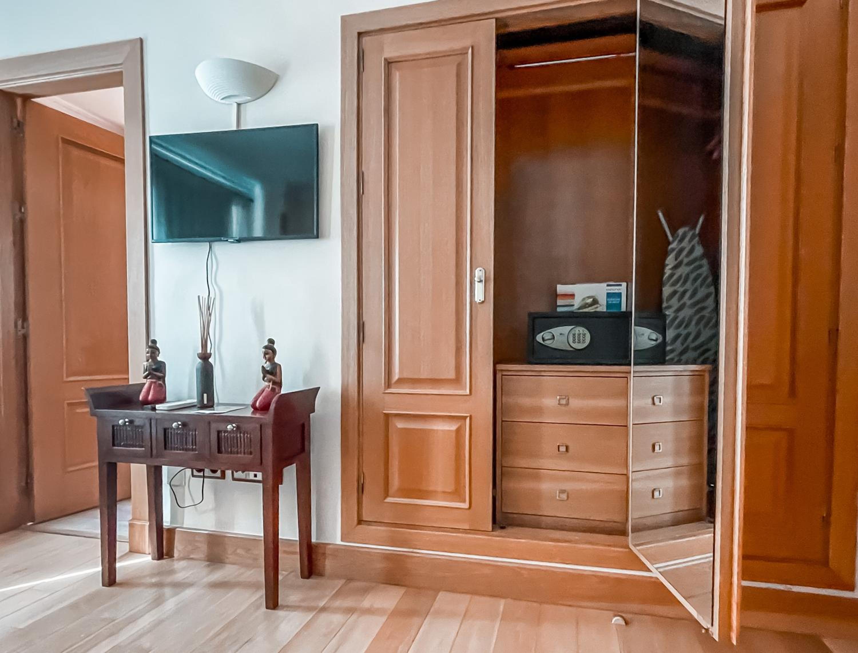 Superior Twin Room with Sea View - Photo 3