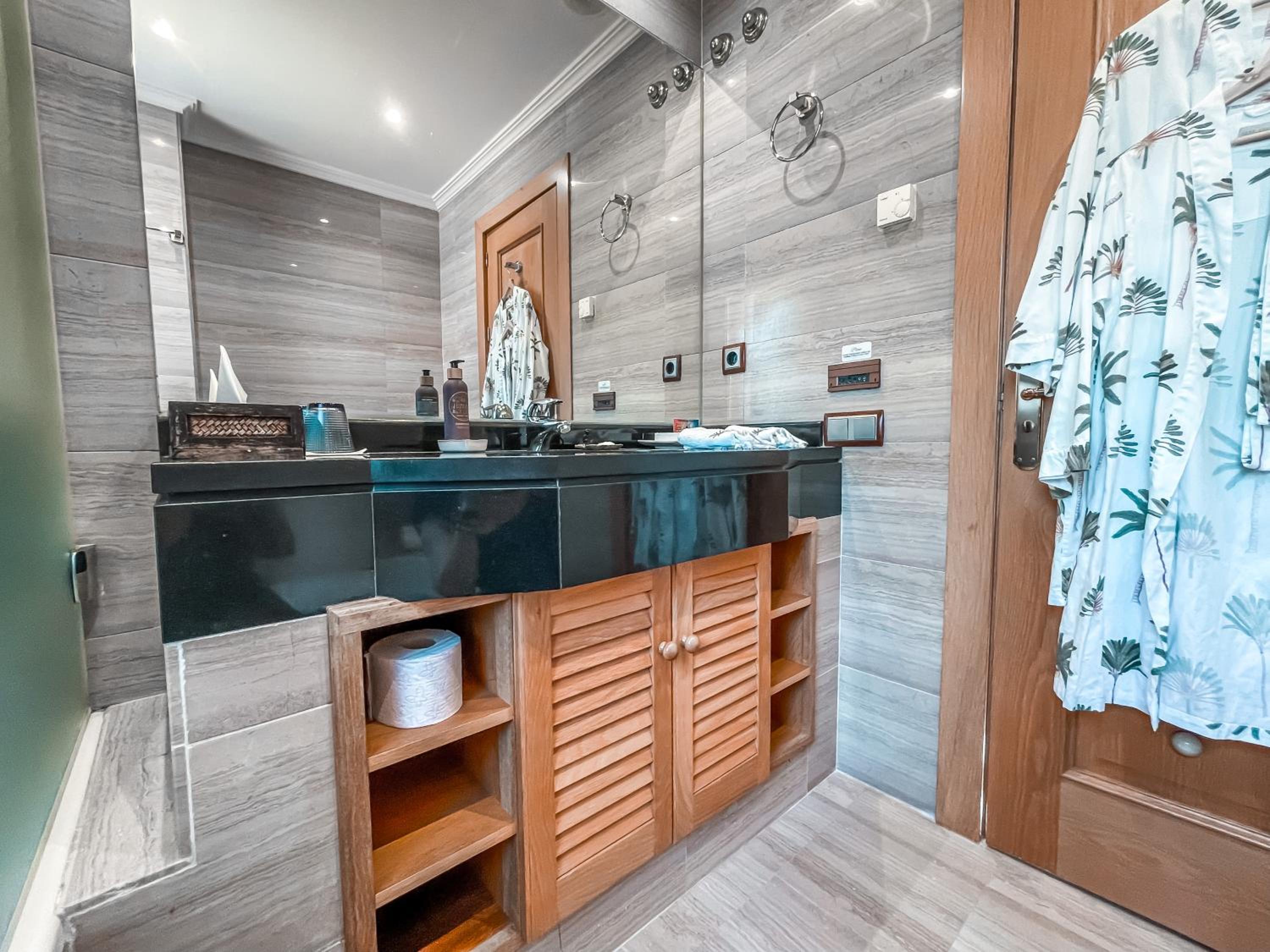 Superior Twin Room with Sea View - Photo 11