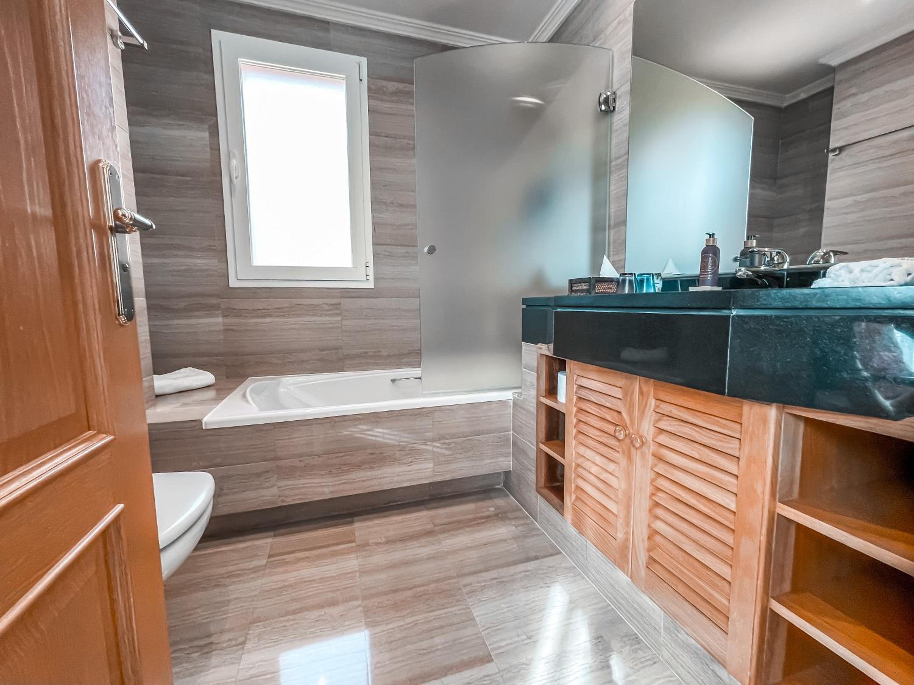 Superior Twin Room with Sea View - Photo 13