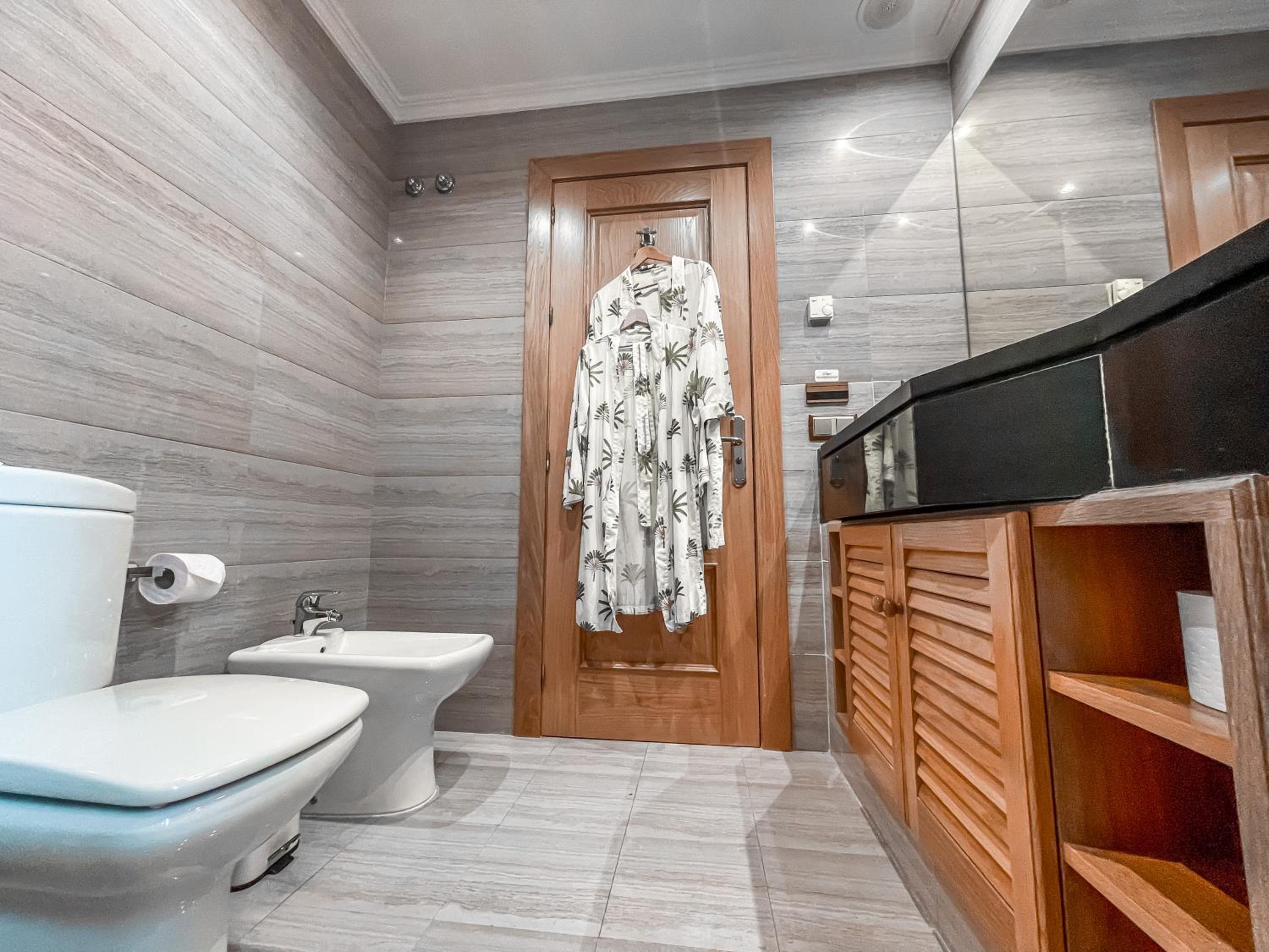 Superior Twin Room with Sea View - Photo 12