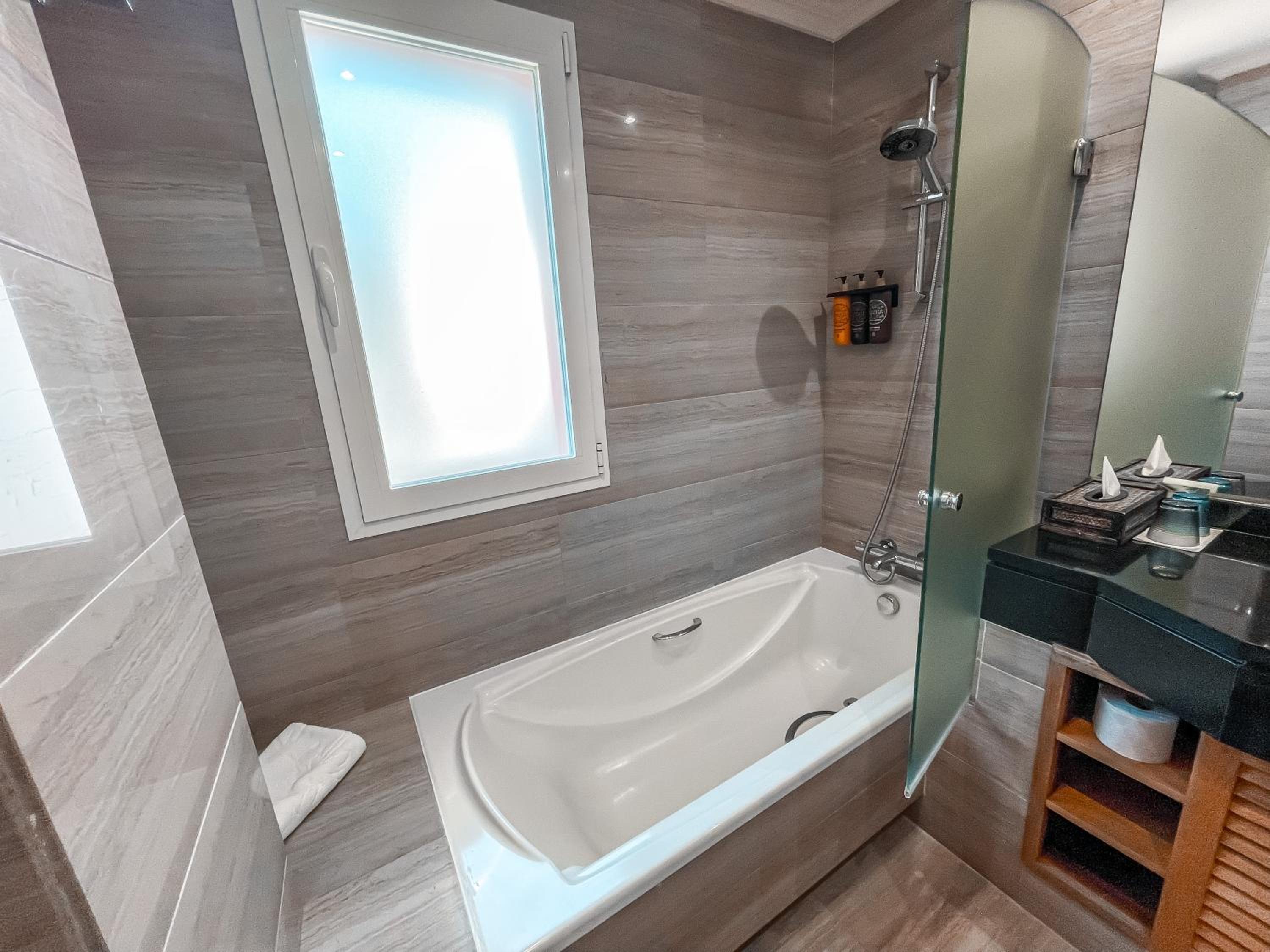 Deluxe Double Room with Terrace and Sea View - Photo 16