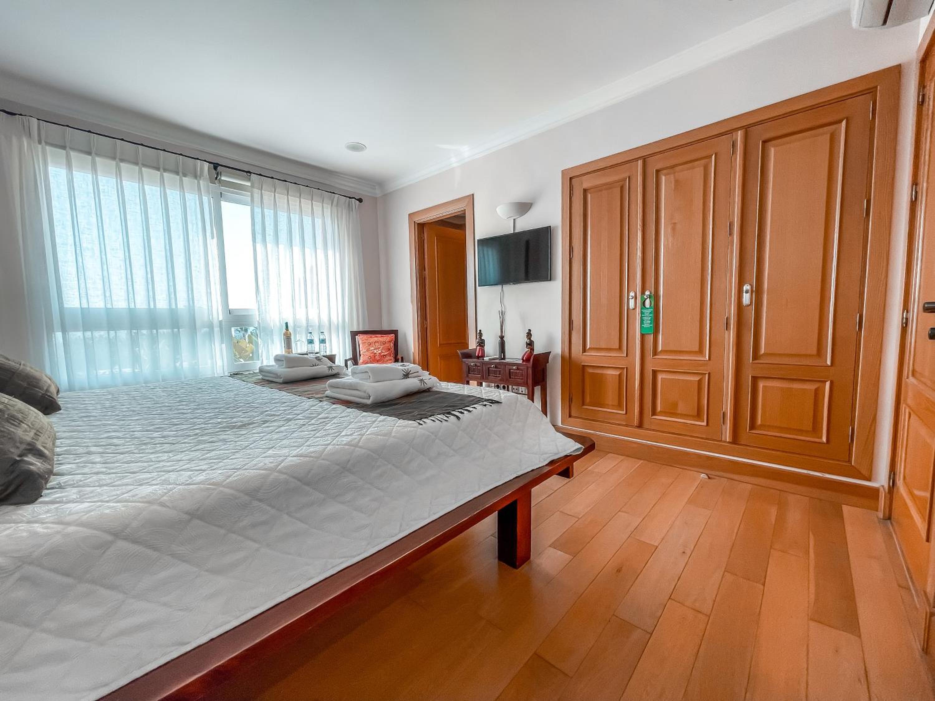 Superior Twin Room with Sea View - Photo 16
