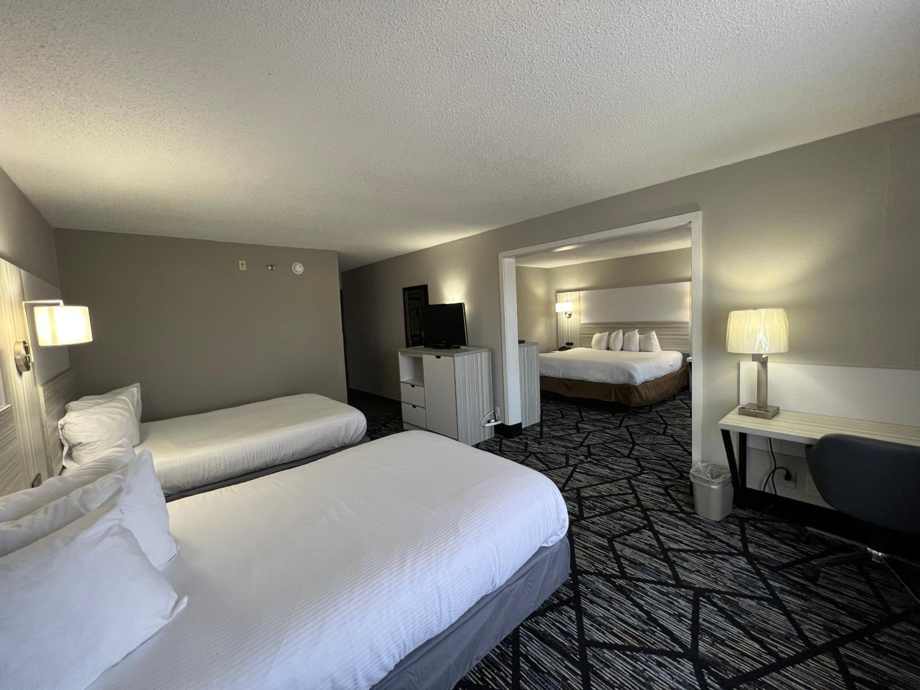 2 Double Beds and 1 King Bed, Studio Suite, Non-Smoking - Photo 4