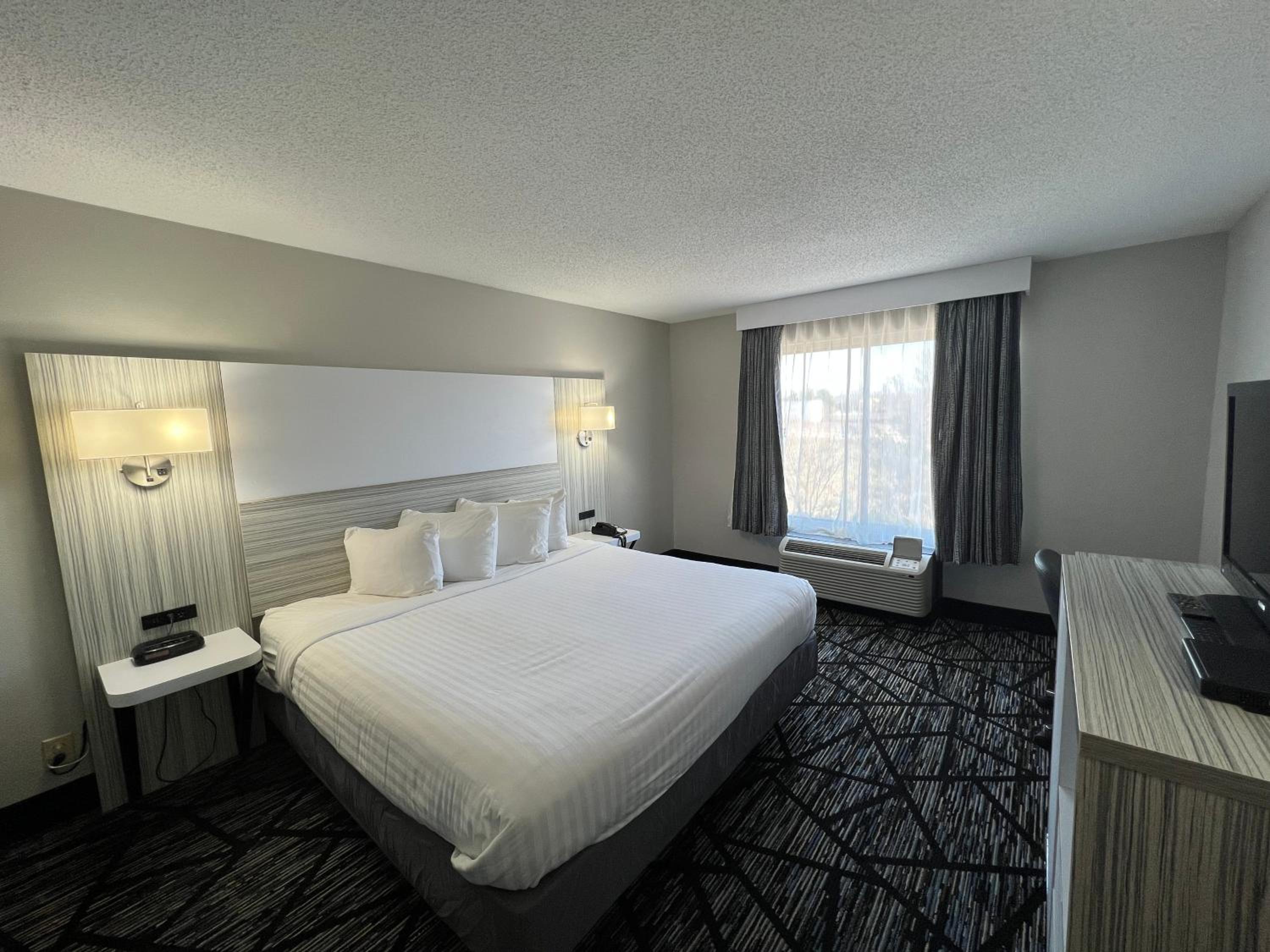 King Room with Roll-In Shower - Disability Access - Photo 4