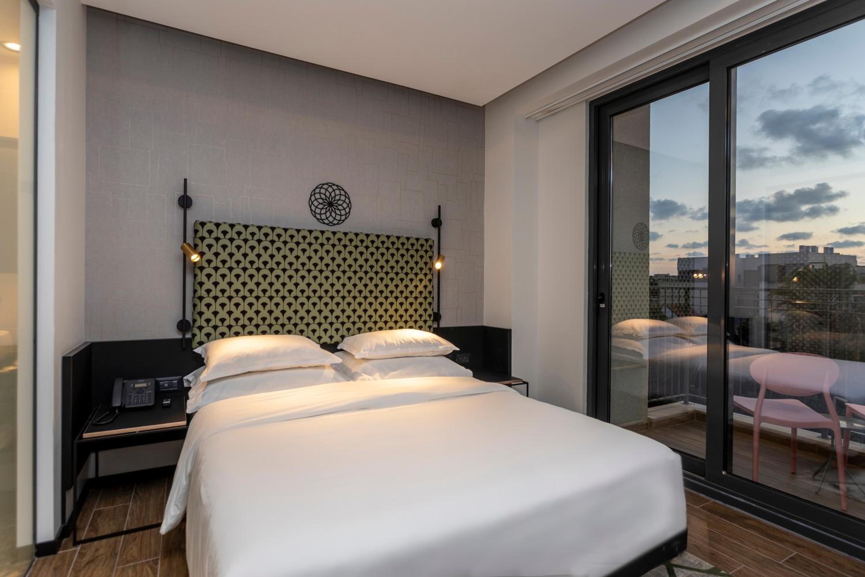 Superior Room with Balcony - Photo 5
