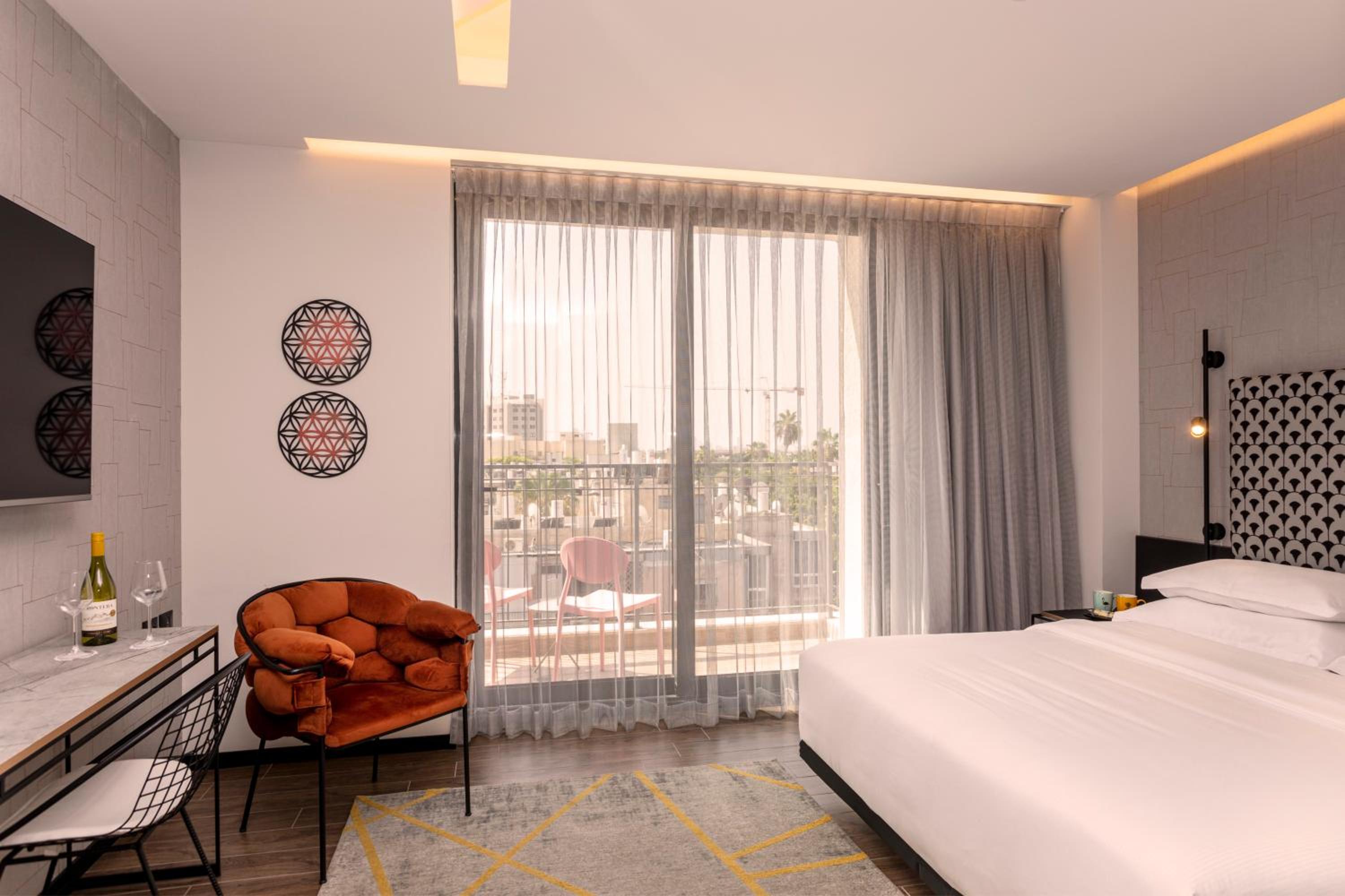 Superior Room with Balcony - Photo 6
