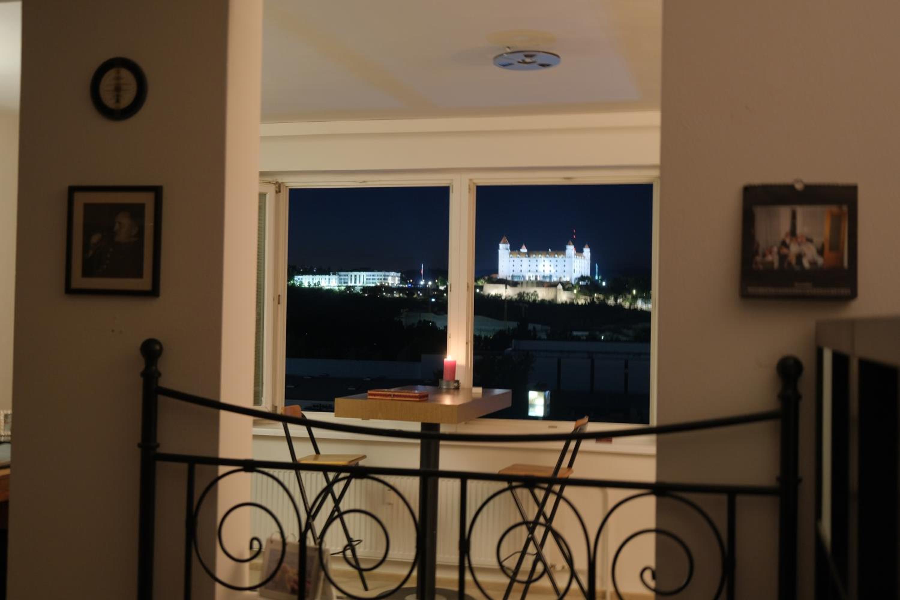 One-Bedroom Apartment - Photo 2