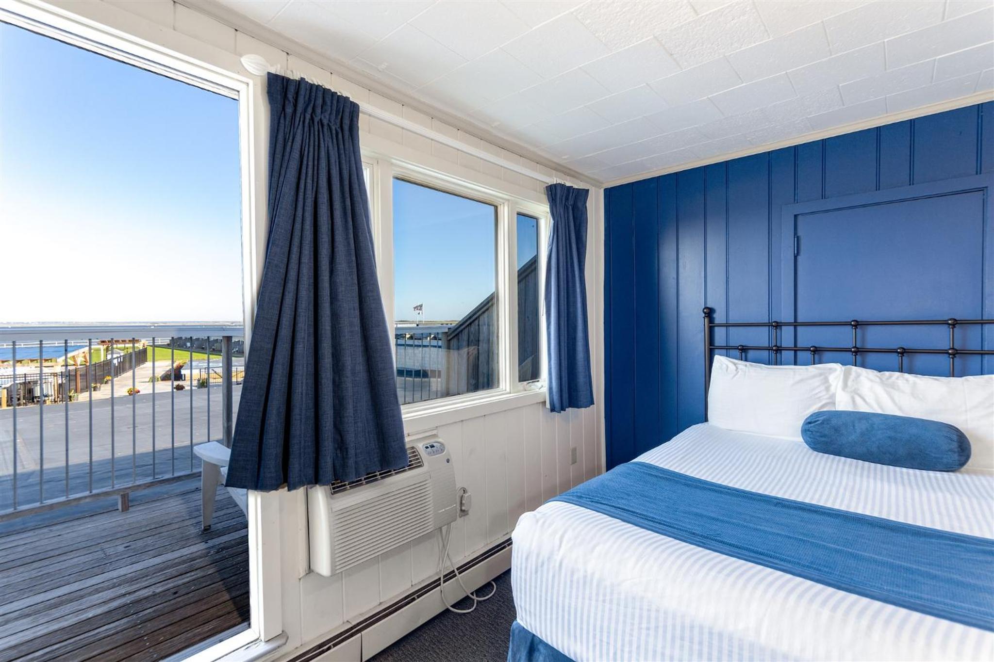 Deluxe King Room with Beach View and Terrace photo 1