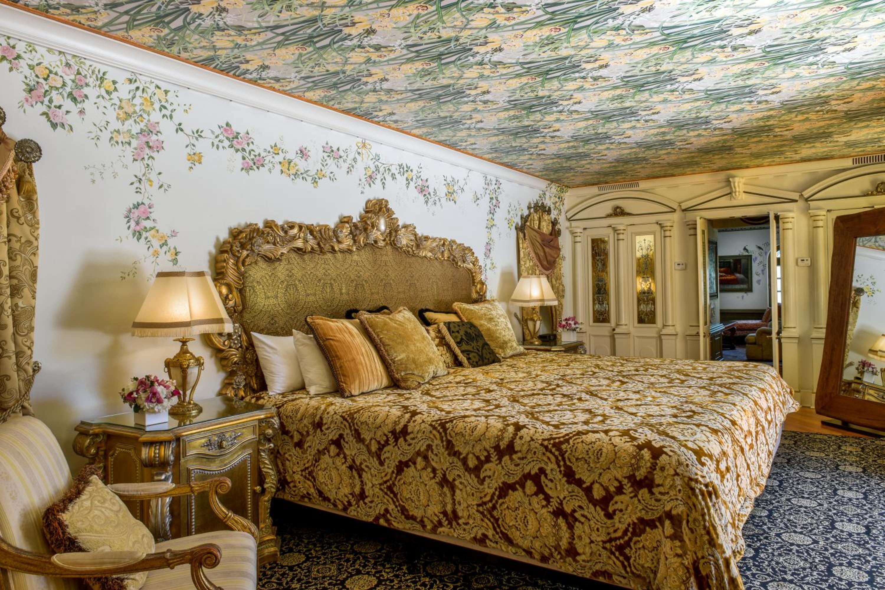 Suite with Balcony thumbnail 6