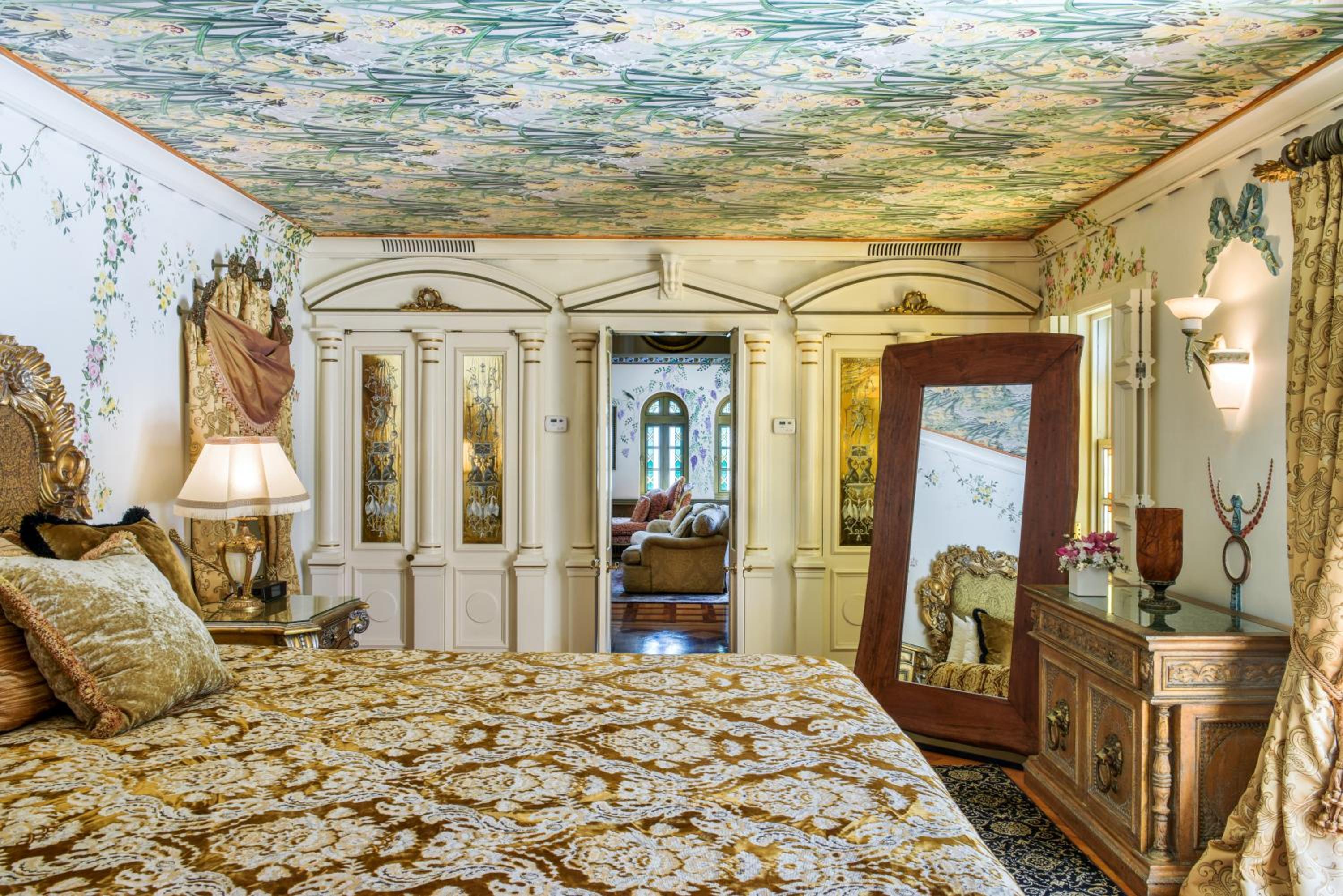 Suite with Balcony thumbnail 5