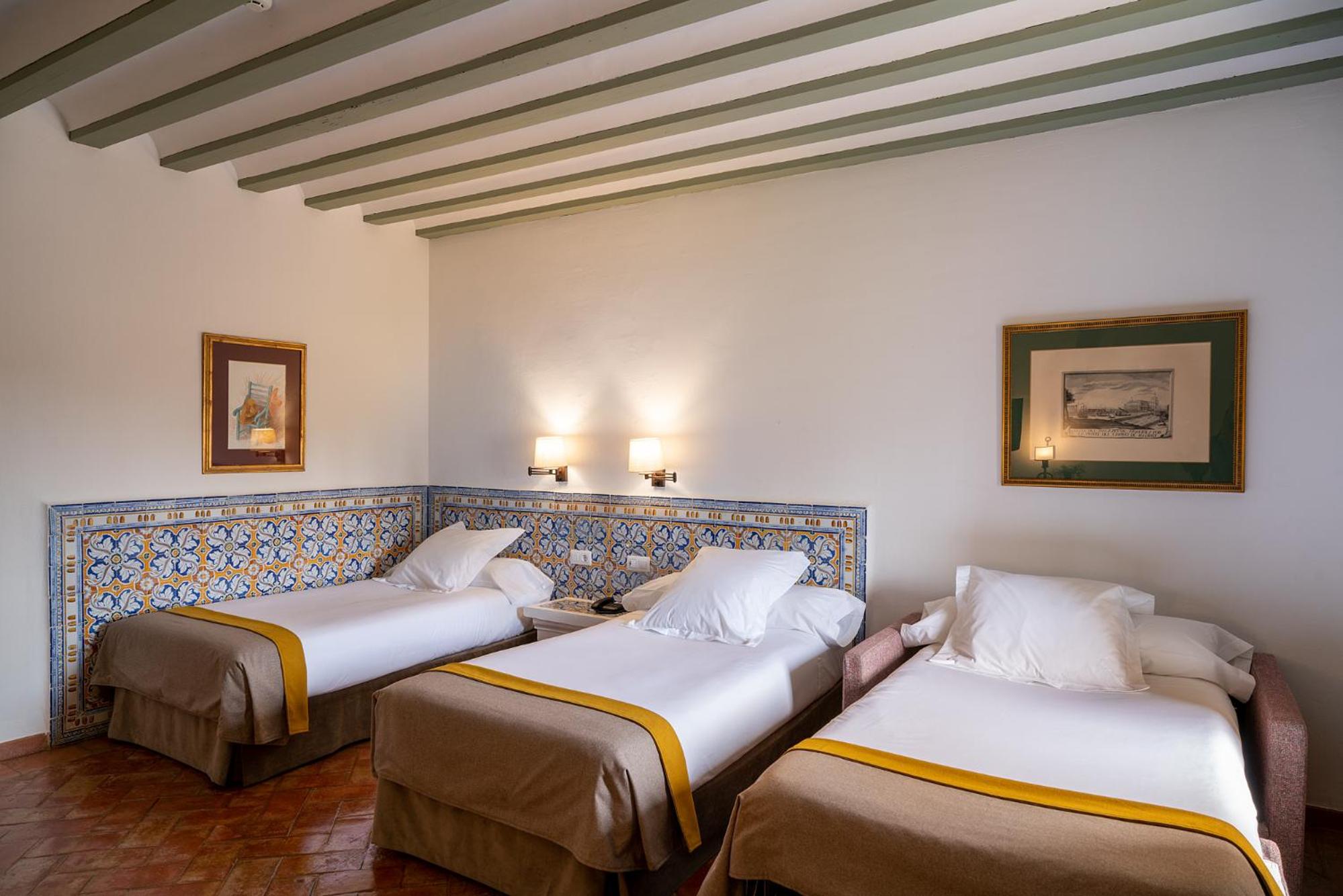 Standard Double Room (2 Adults + 1 Child) - Photo 2