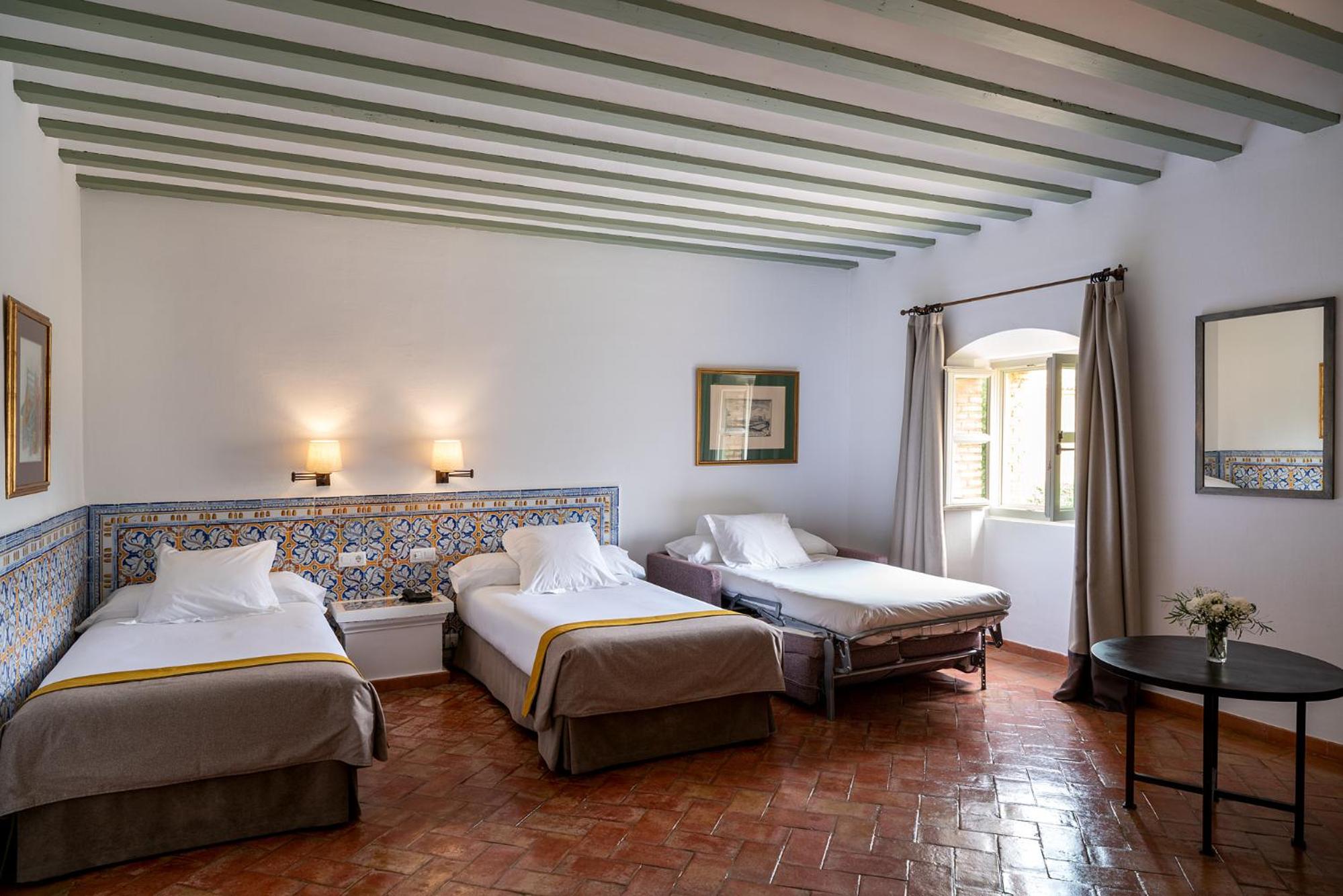 Standard Double Room (2 Adults + 1 Child) - Photo 1