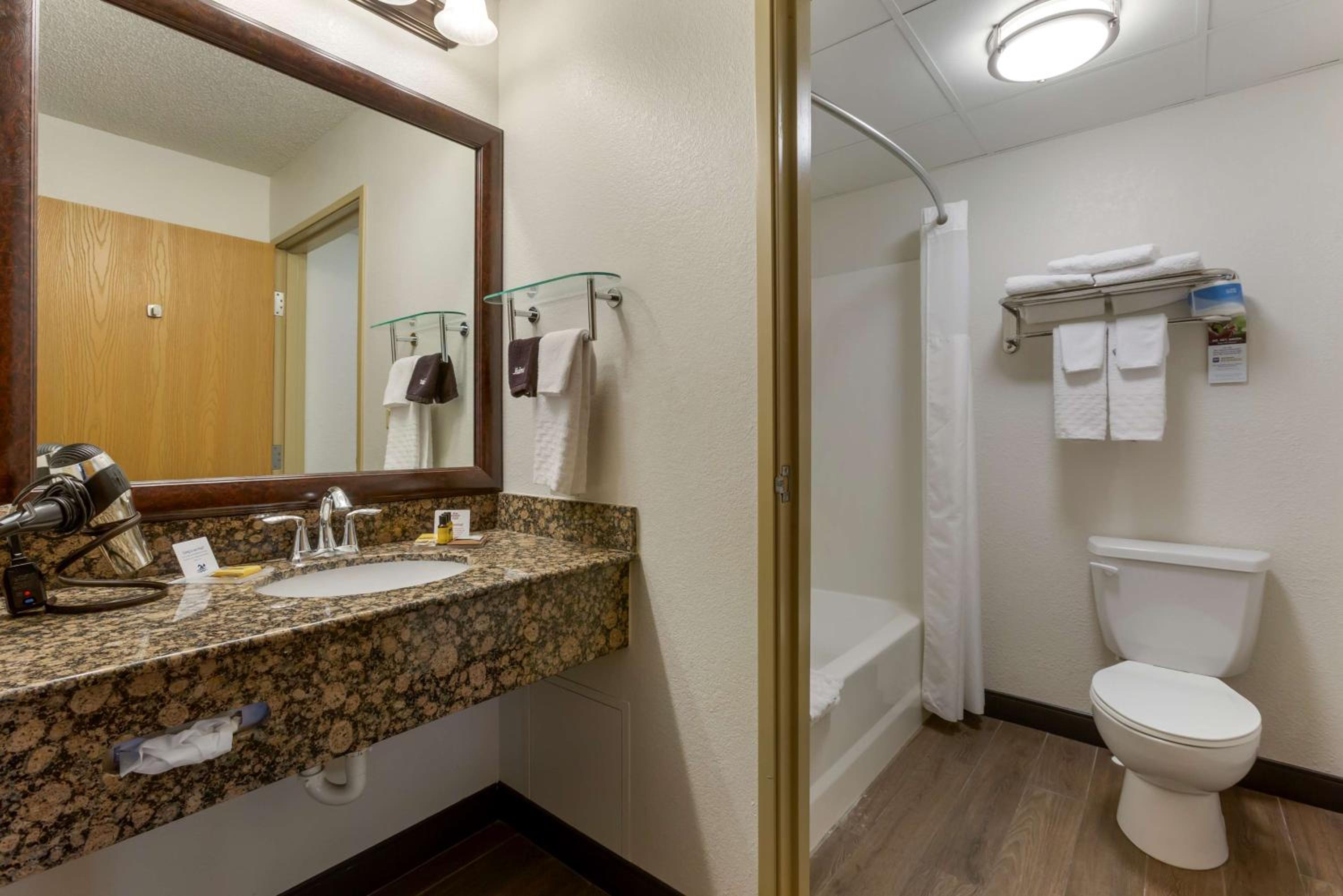 Queen Suite with Two Queen Beds - Non-Smoking - Photo 4