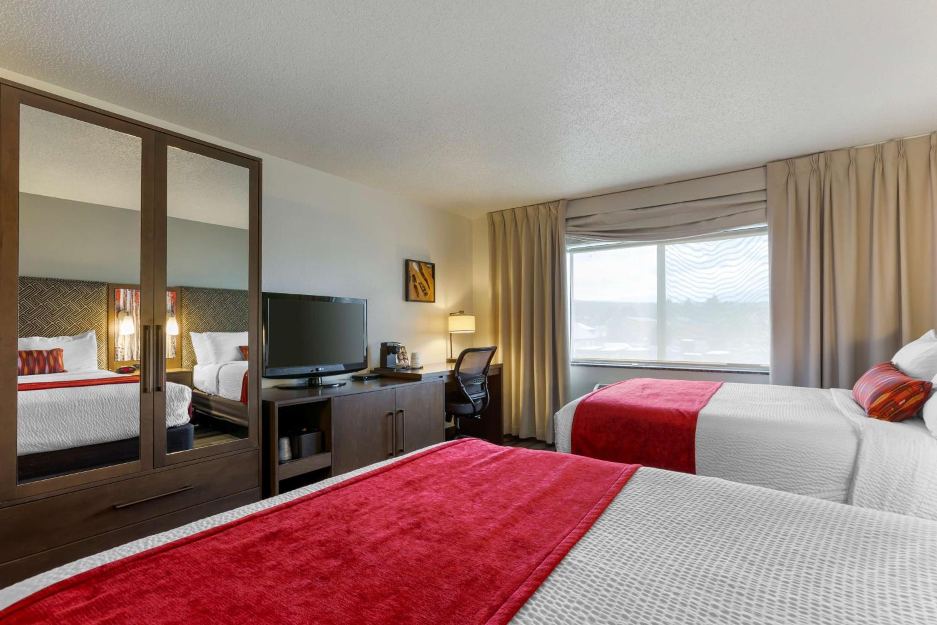 Queen Room with Two Queen Beds - Pet-Friendly/Non-Smoking photo 2