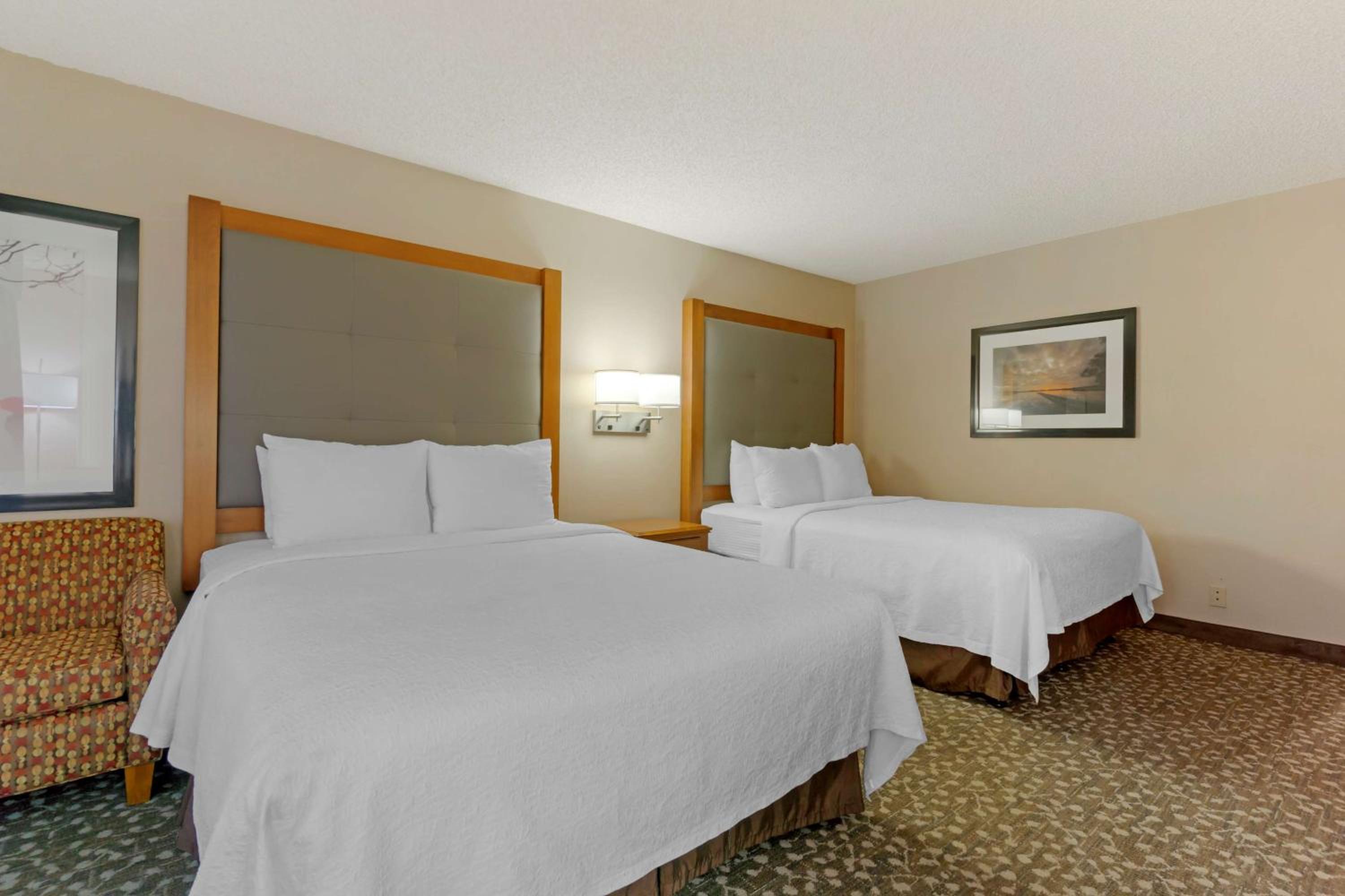 Queen Room with Two Queen Beds photo 3