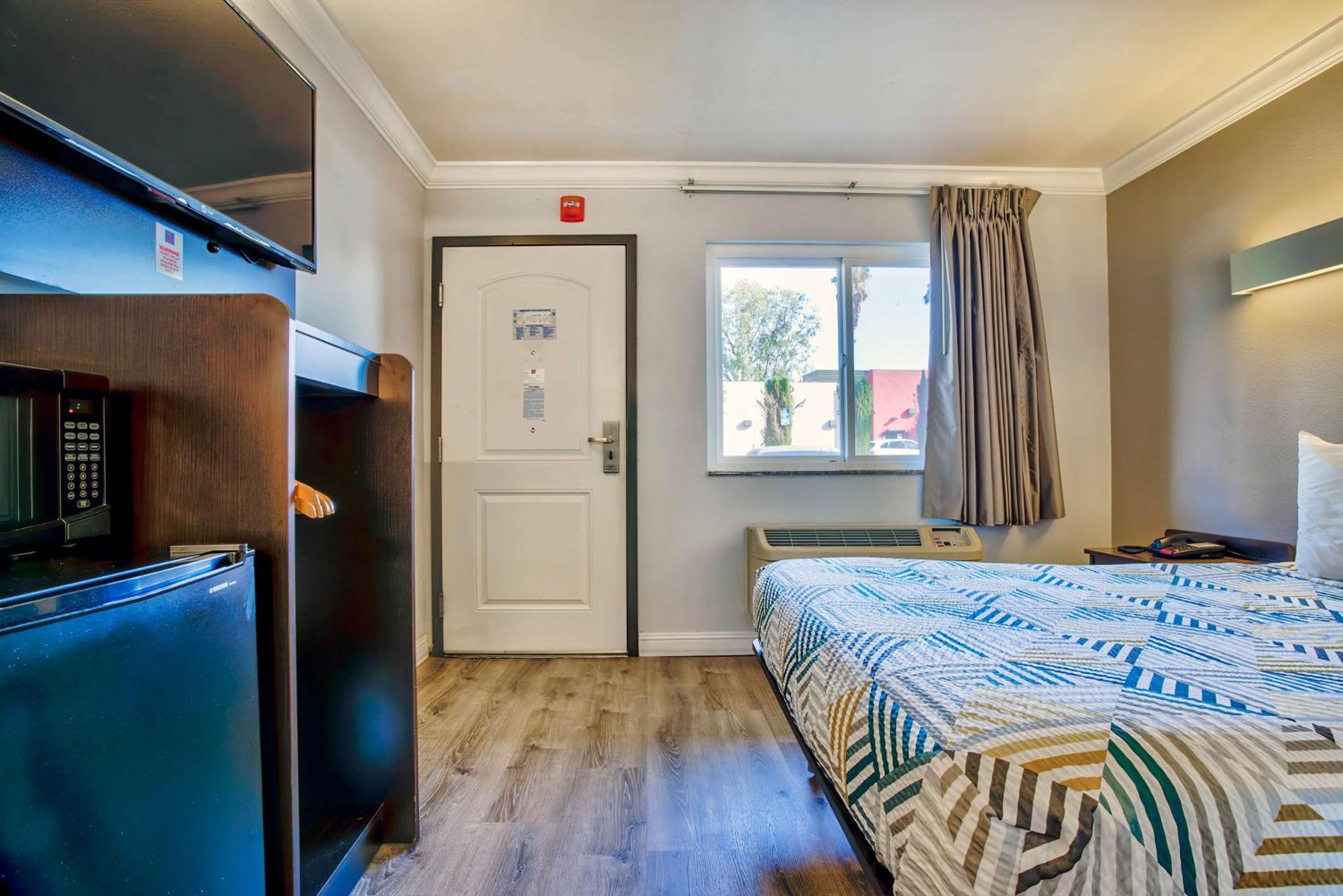 King Room with Roll-in Shower - Disability Access - Non-Smoking - Photo 2