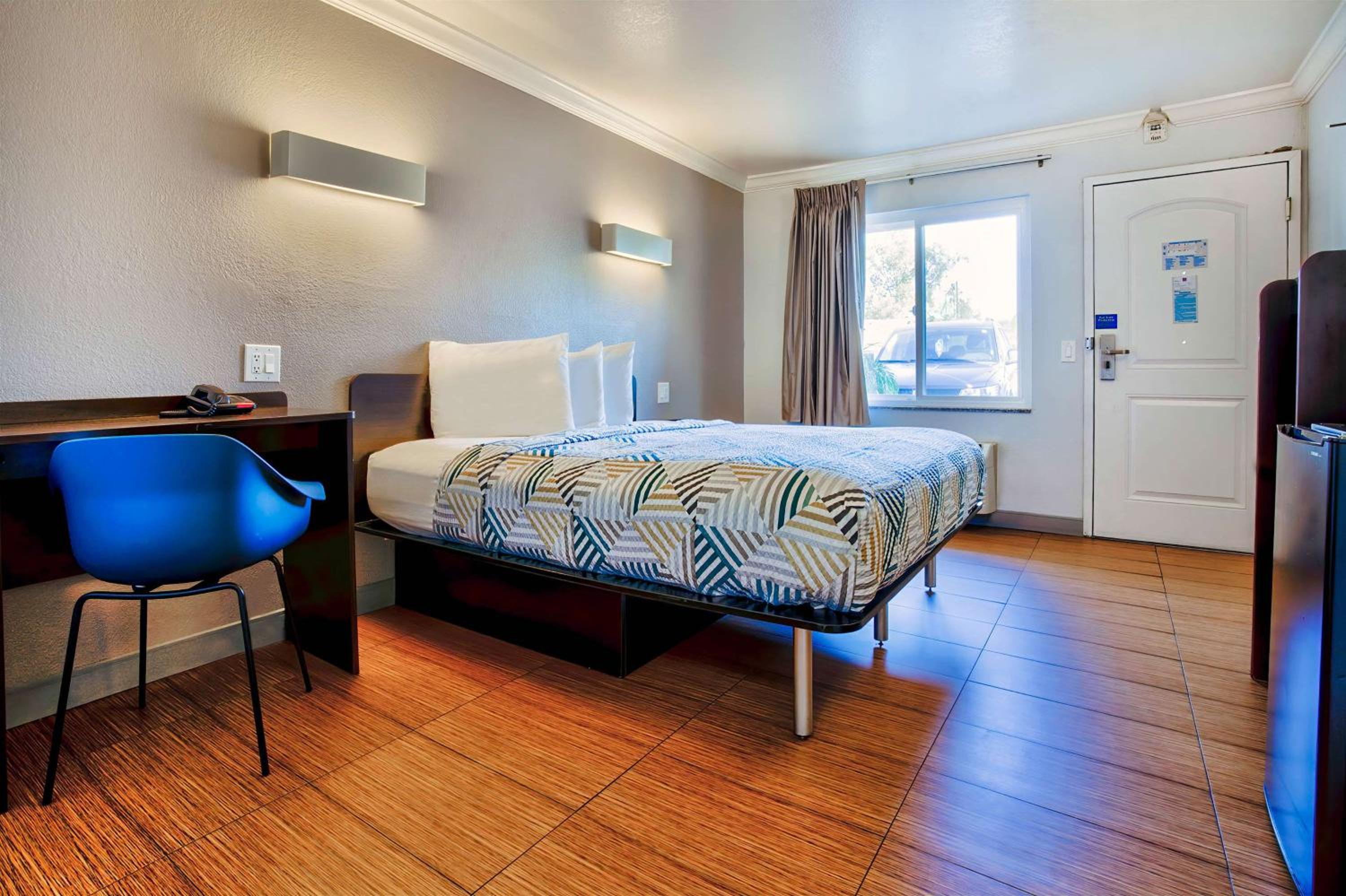 King Room with Roll-in Shower - Disability Access - Non-Smoking - Photo 1