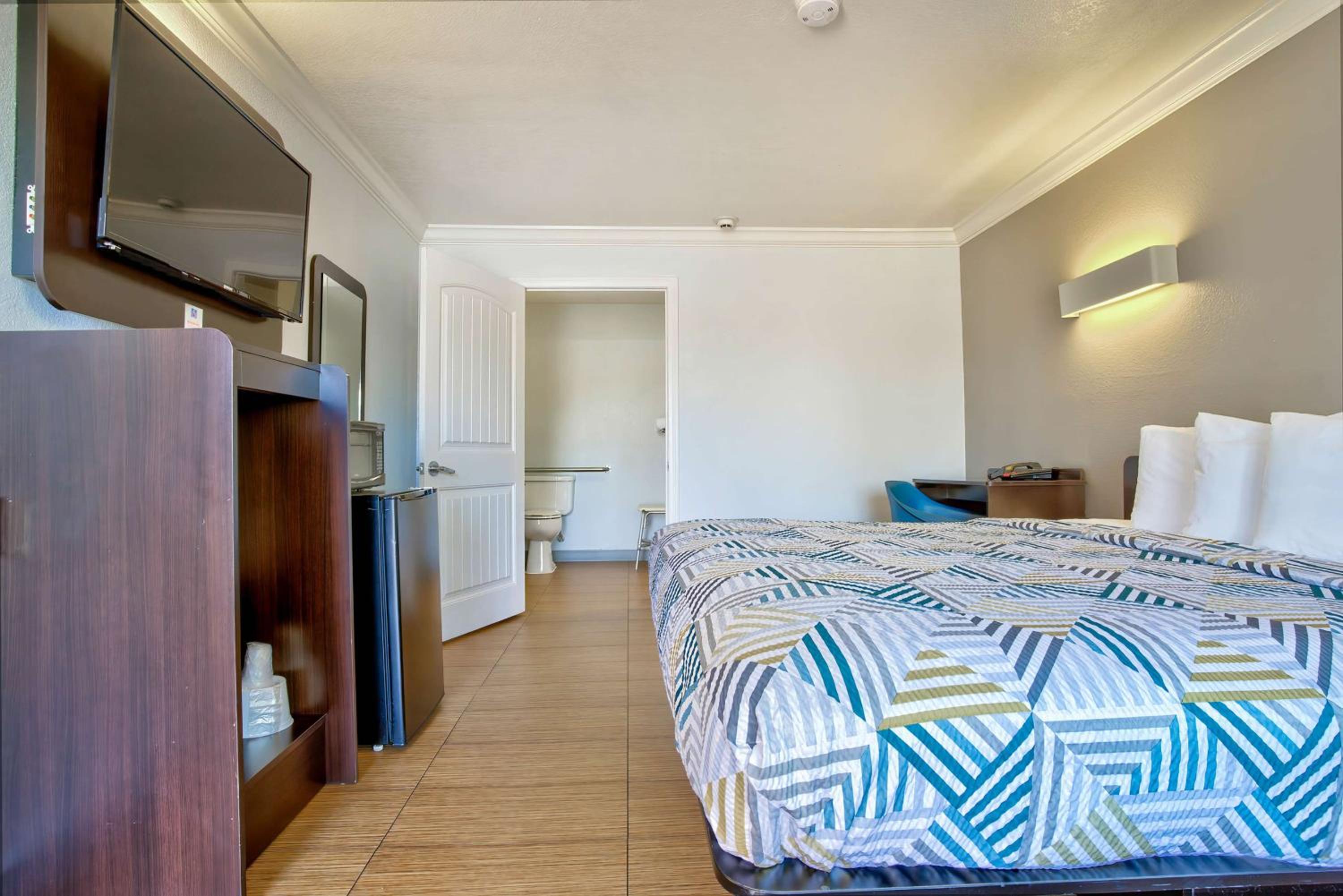 King Room with Roll-in Shower - Disability Access - Non-Smoking - Photo 3