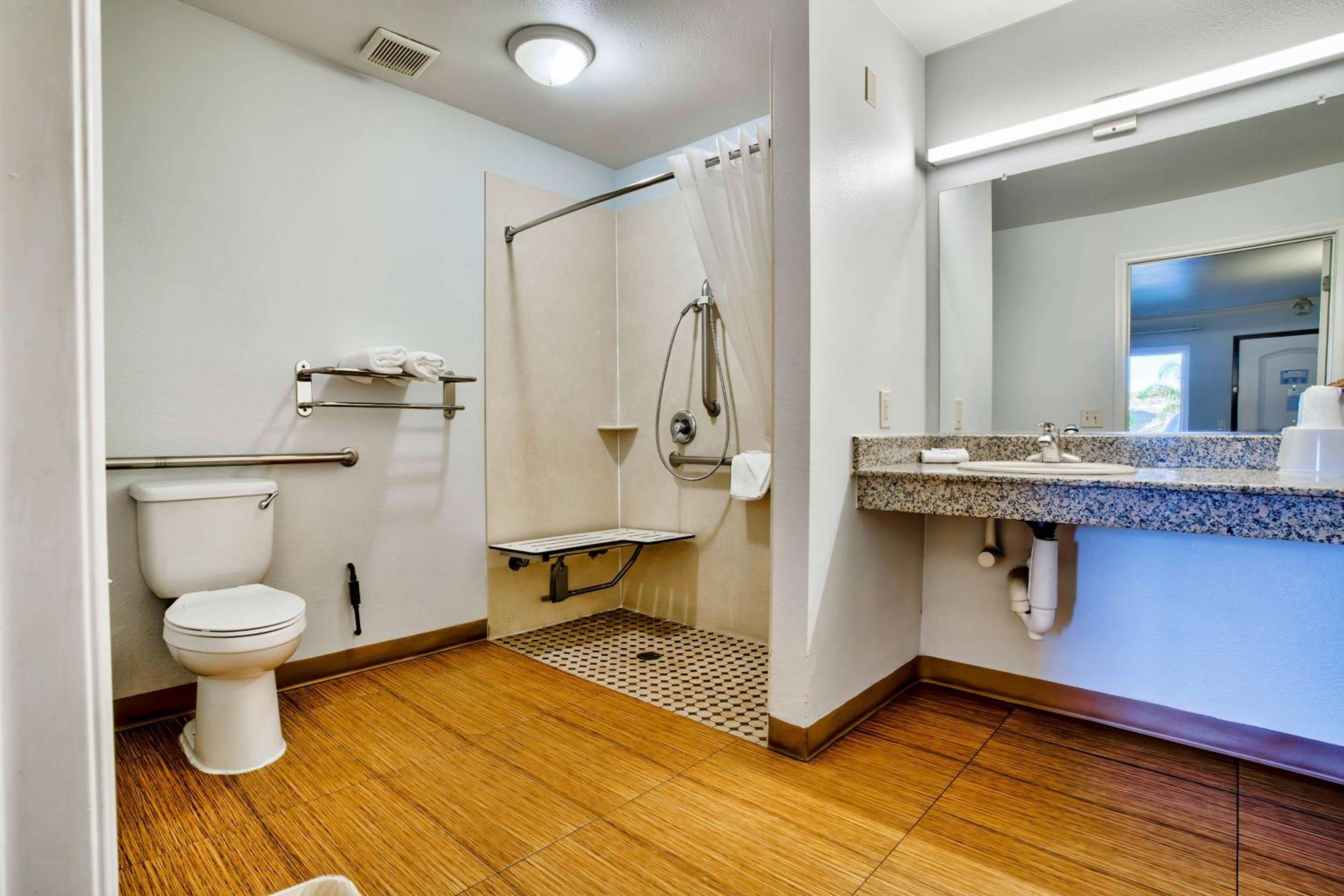 King Room with Roll-in Shower - Disability Access - Non-Smoking - Photo 4