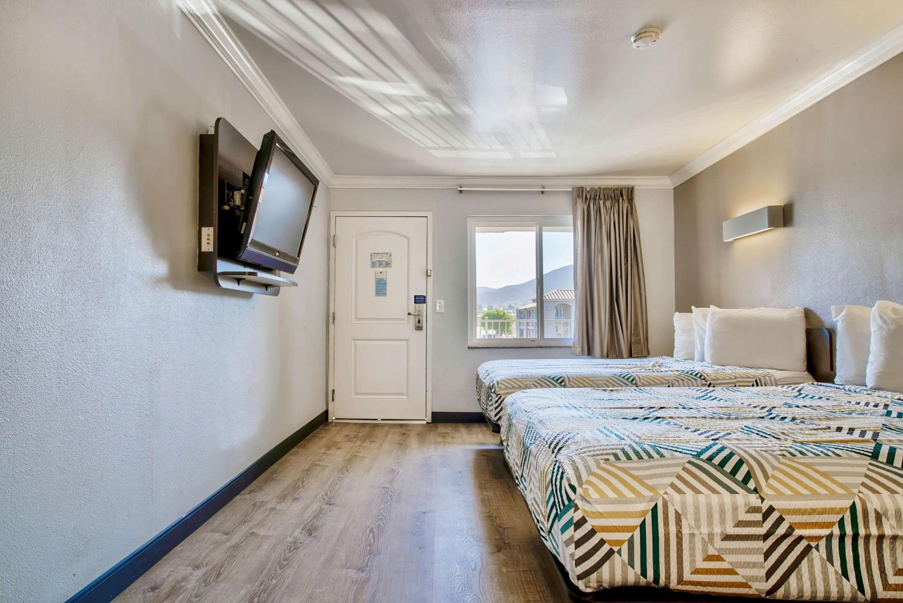 Queen Room with Two Queen Beds - Non-Smoking - Photo 2