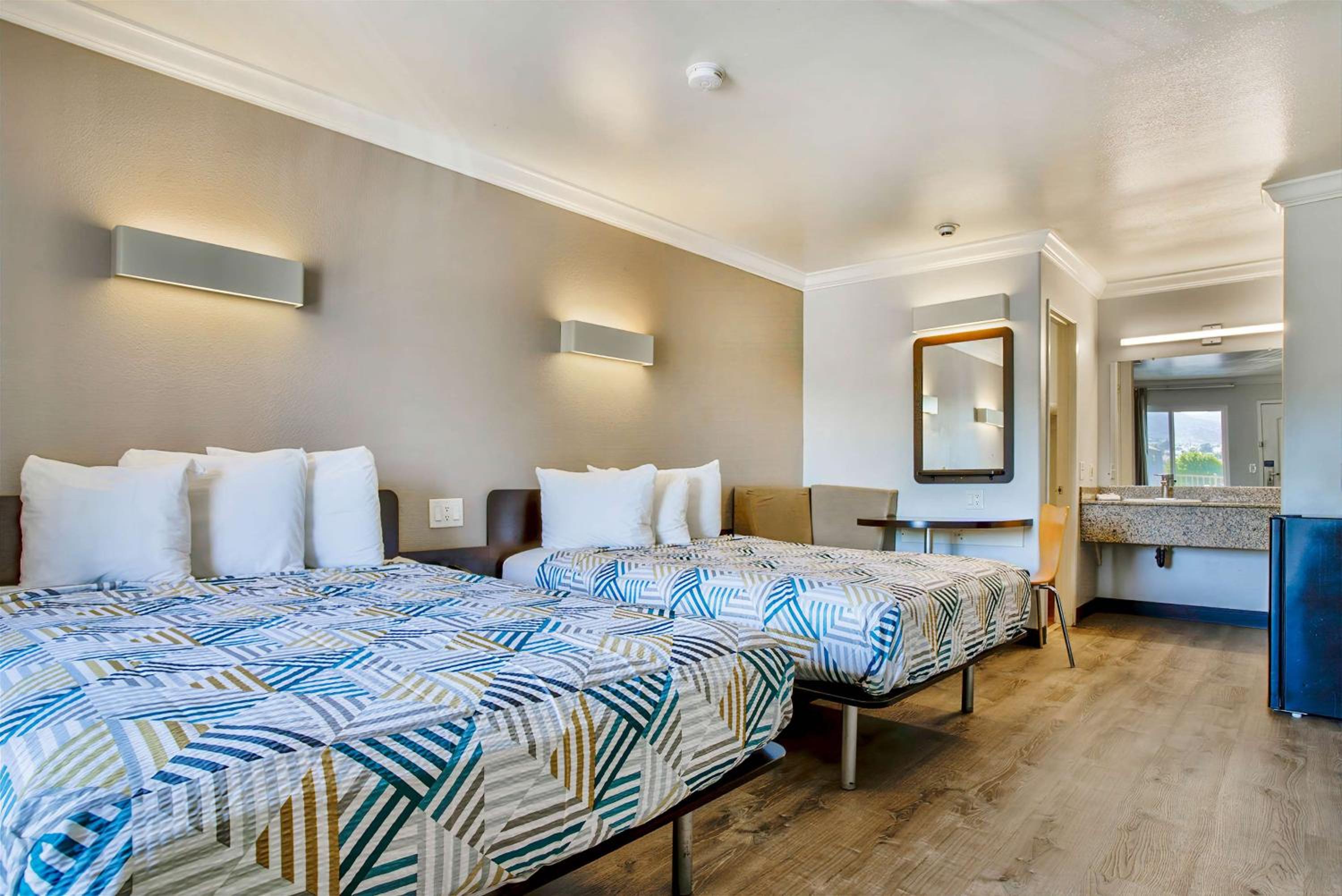 Queen Room with Two Queen Beds - Non-Smoking - Photo 1